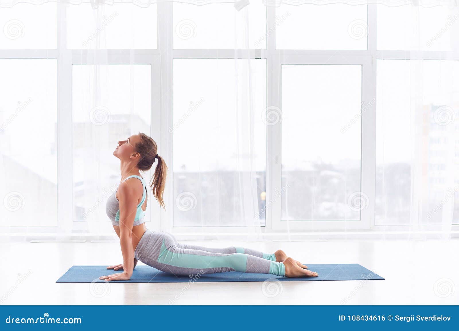 Yogi Femme Pratiquant Le Yoga Vrksasana Exercice Belle Jeune Femme