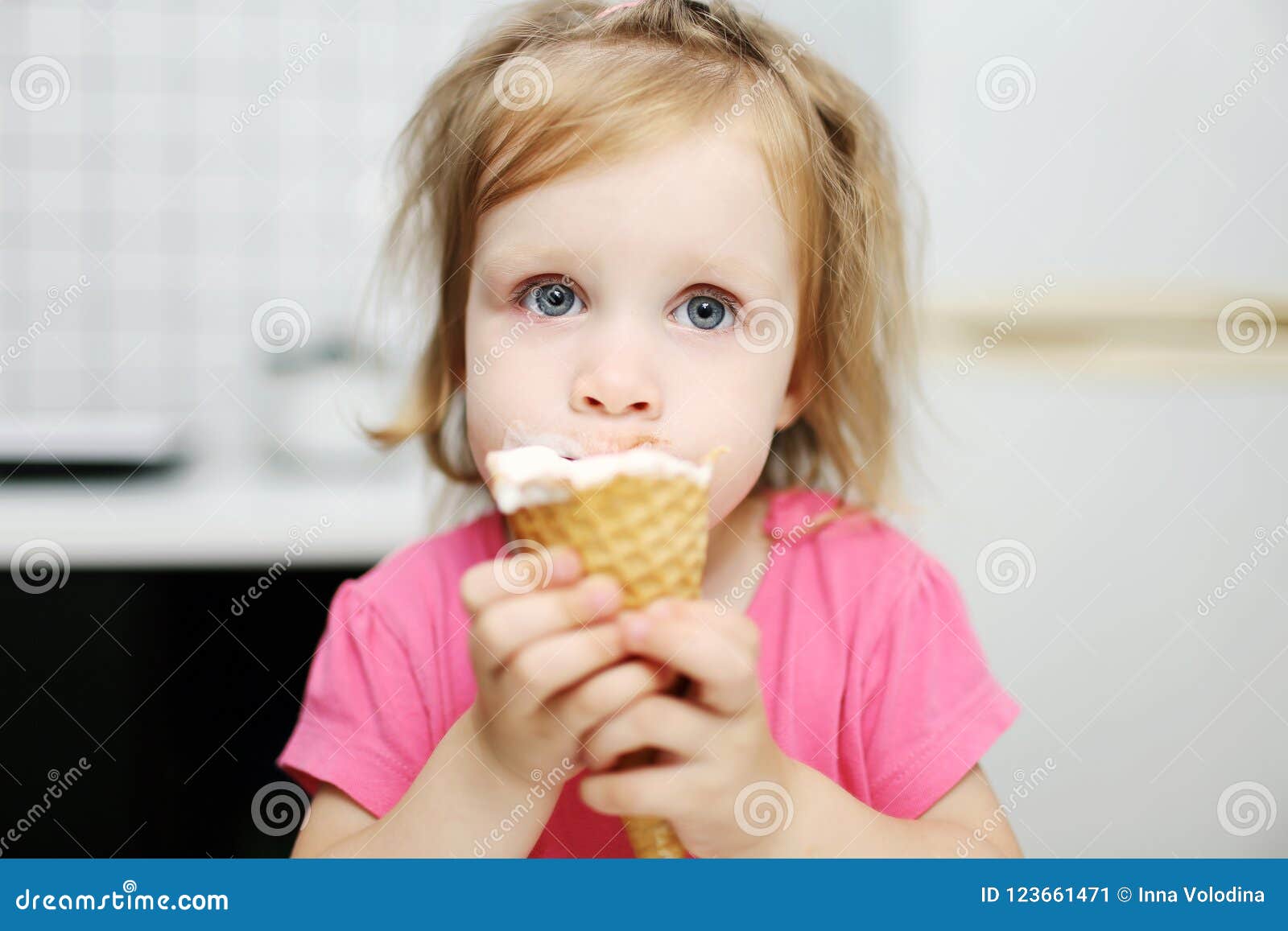 La Belle Petite Fille D Enfant En Bas Age Mange De La Glace Image Stock Image Du Mangez Dessert La Belle Petite Fille D Enfant En Bas Age Mange De La Glace Image Stock Image Du Mangez Dessert