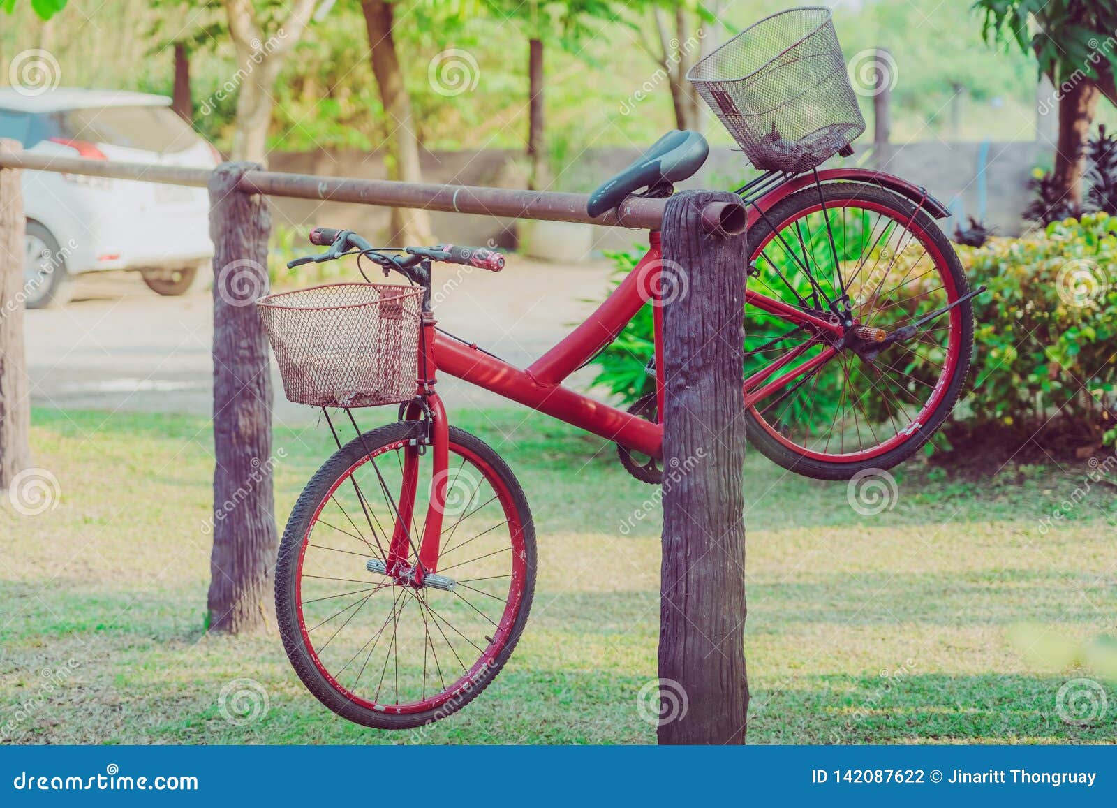 La Bici Roja Vieja Cuelga En Un Carril De Acero Para Adornar El Jard?n Foto  de archivo - Imagen de bici, rojo: 142087622