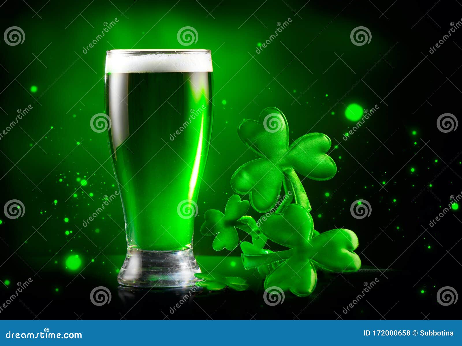 Immagini Stock - Birra Guinness Fresca E Fredda In Un Pub