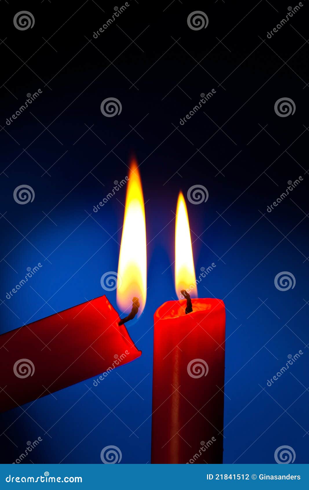 La bougie est allumée photo stock. Image du romantique 21841512