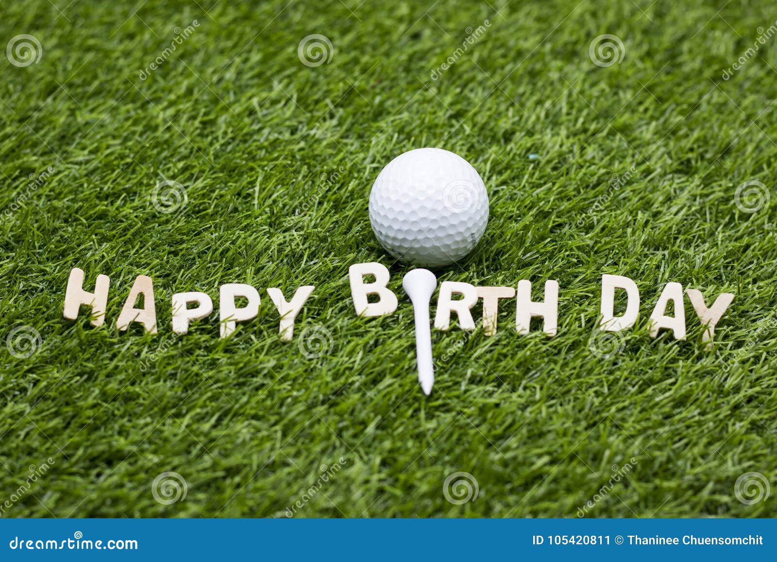 La Boule De Golf Avec Le Joyeux Anniversaire Se Connectent L Herbe Verte Image Stock Image Du Anniversaire Joyeux