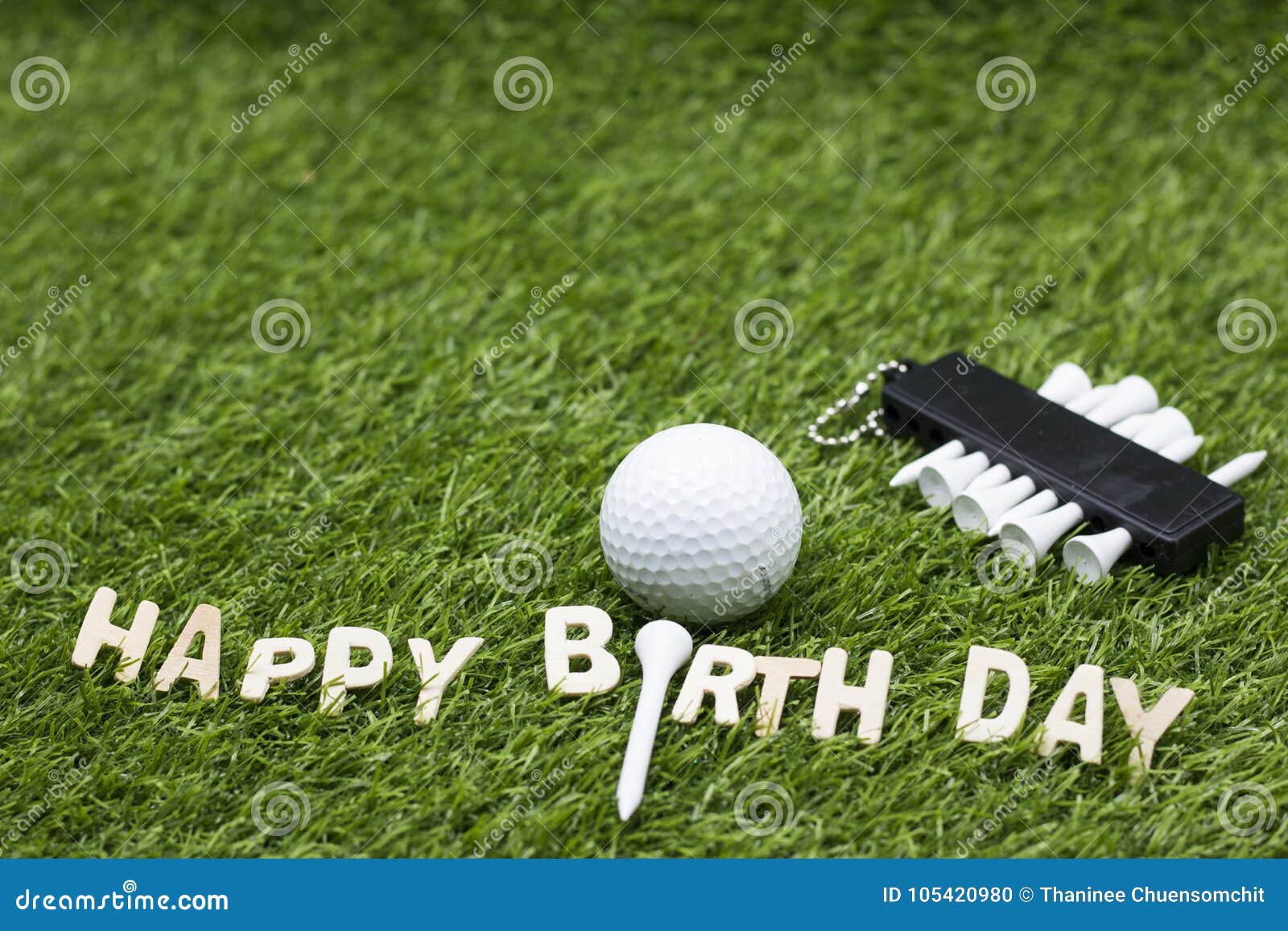 La Boule De Golf Avec Le Joyeux Anniversaire Se Connectent L Herbe Verte Photo Stock Image Du Golf Joyeux