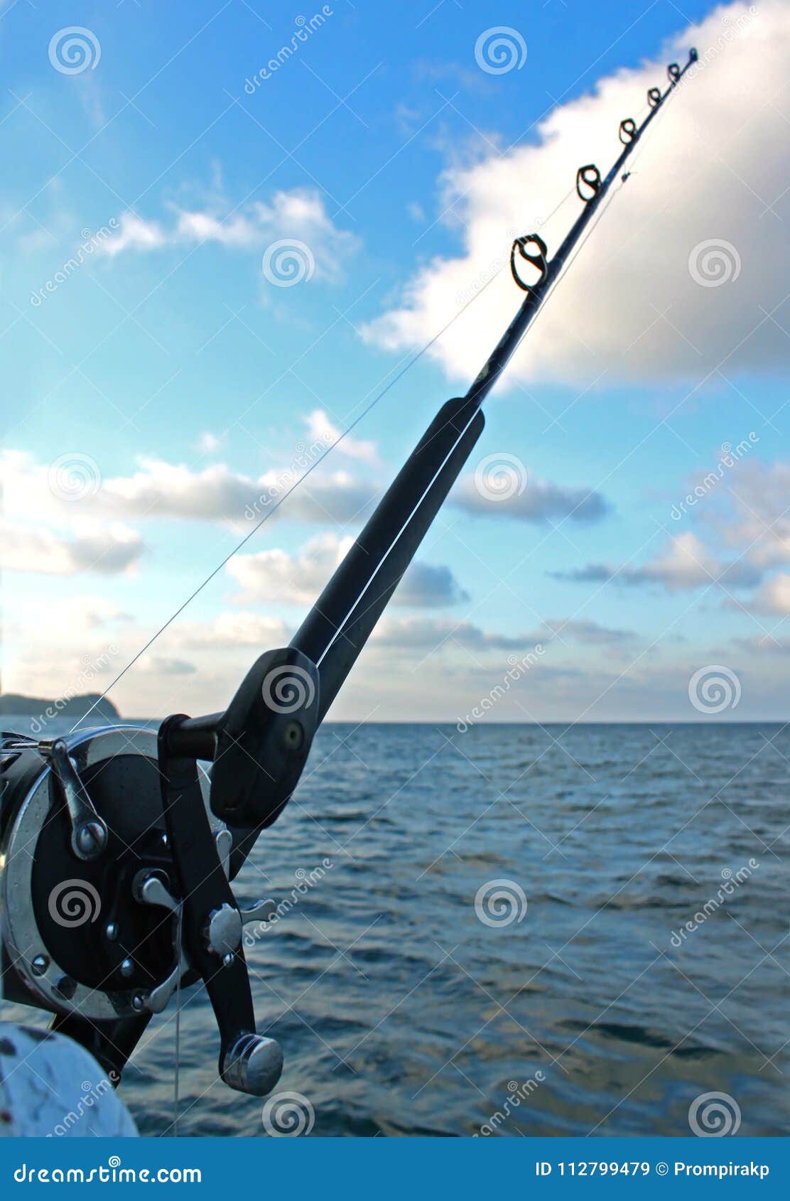 La Caña De Pescar Y El Calamar Que Cuelgan En Línea Se Preparan a La Pesca  En Alta Mar En El Barco En El Océano Foto de archivo - Imagen de cubo