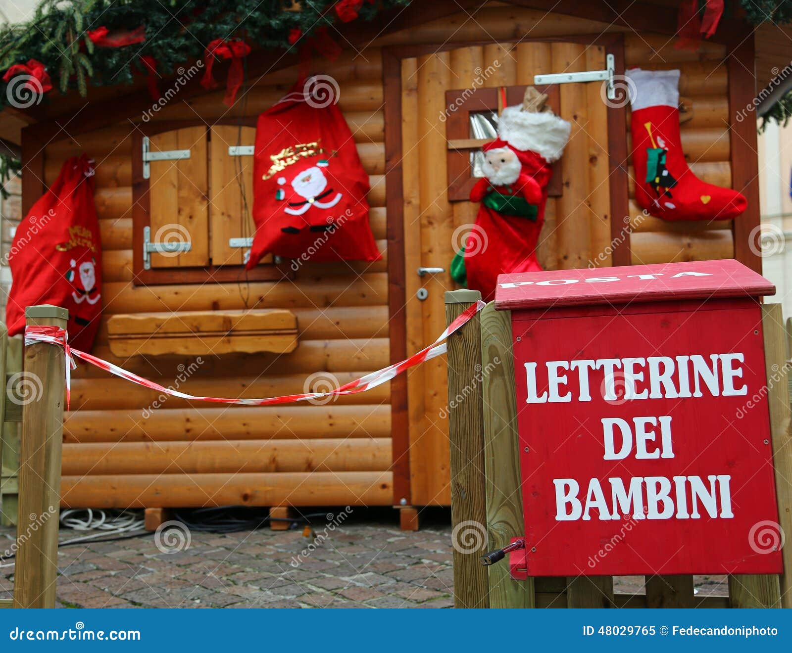 La Cabaña De Papá Noel Con El Buzón Para Fijar Las Letras De Niños Imagen de archivo - Imagen de esperanza, rojo: 48029765 La Cabaña De Papá Noel Con El Buzón Para Fijar Las Letras De Niños Imagen de archivo - Imagen de esperanza, rojo: 48029765