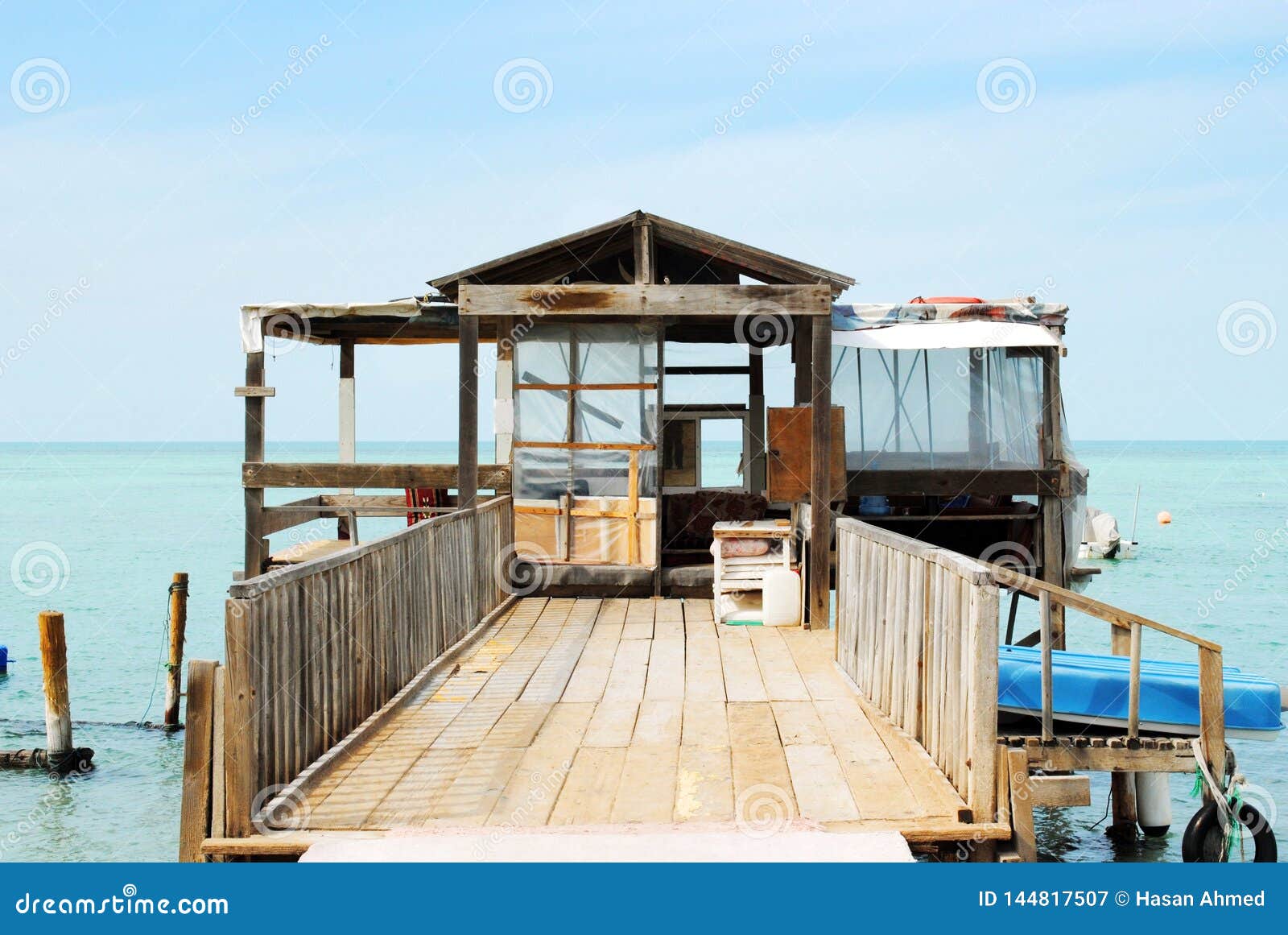 La Cabaña Del Pescador En La Playa Imagen de archivo - Imagen de coastline,  bahrein: 144817507