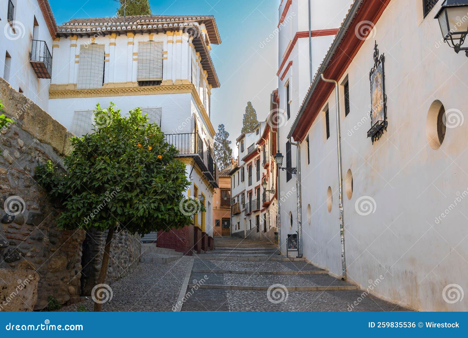 la calle de san gregorio con tradicionales casas blancas en el b