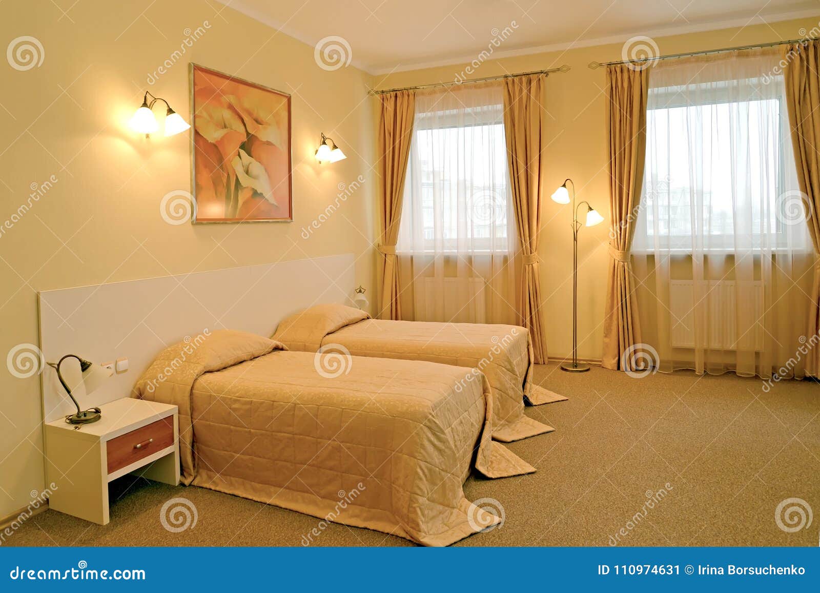 La Camera Da Letto Classica Con Due Letti A Colori I Colori