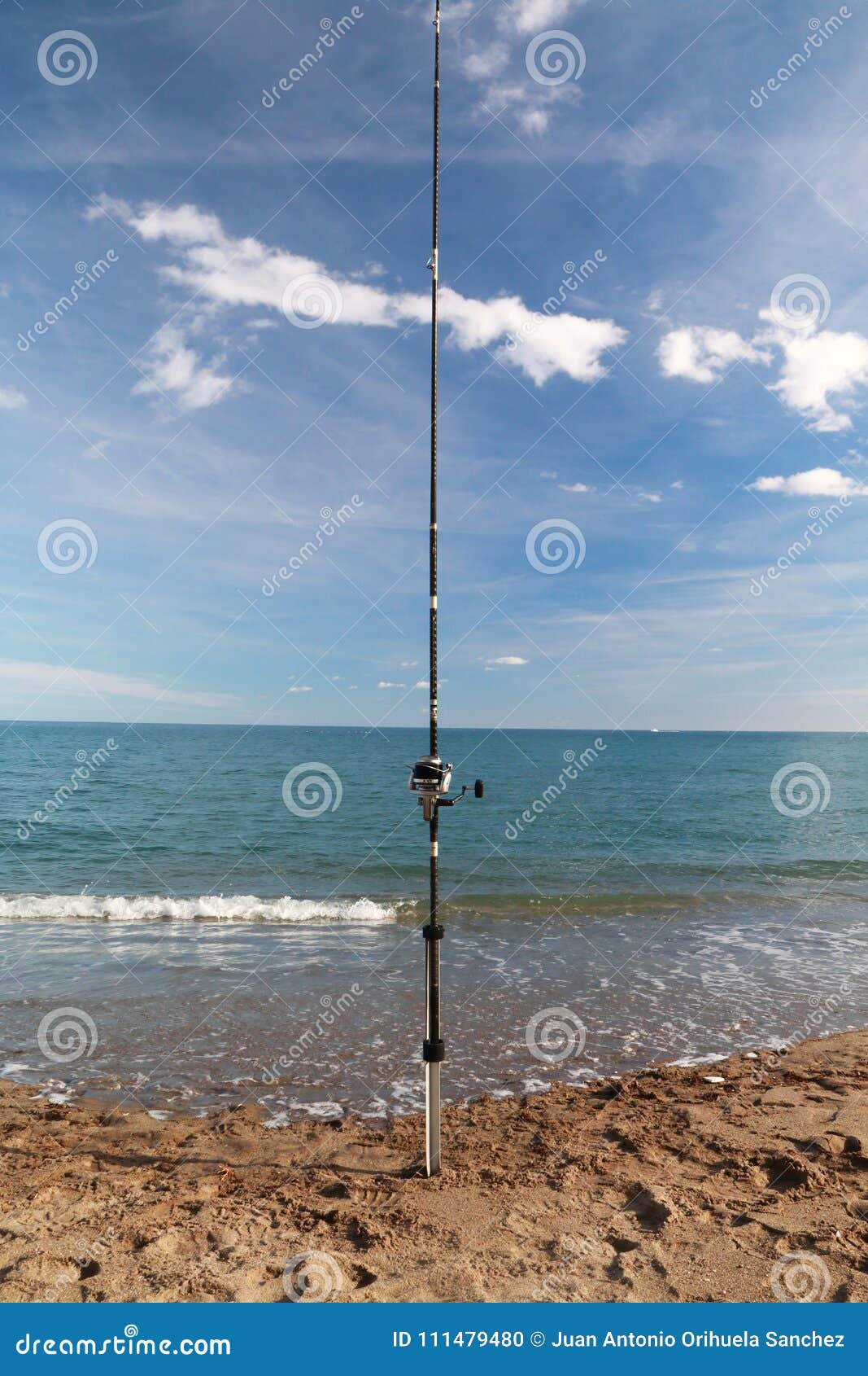 La Canne à Pêche A Collé Dans Le Sable, Sur La Plage De La Canne à Pêche A Collé Dans Le Sable, Sur La Plage De