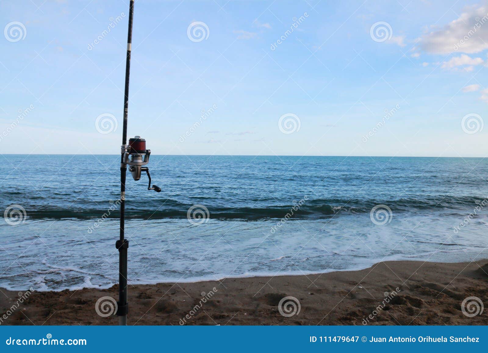 La Canne à Pêche A Collé Dans La Plage De Fuengirola La Canne à Pêche A Collé Dans Le Sable, Sur La Plage De