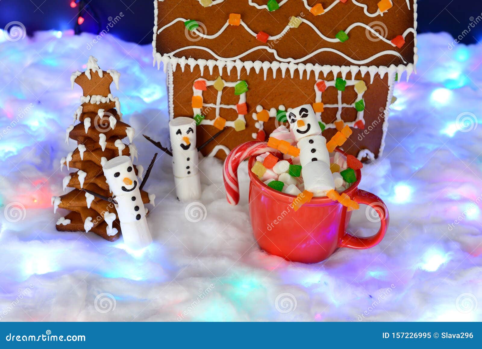 La Casa De Jengibre Hecha A Mano, Muñeco De Nieve Malvavisco En Mag, árbol De Año Nuevo, Decoración De Nieve Imagen de archivo - Imagen de malvavisco, nieve: 157226995