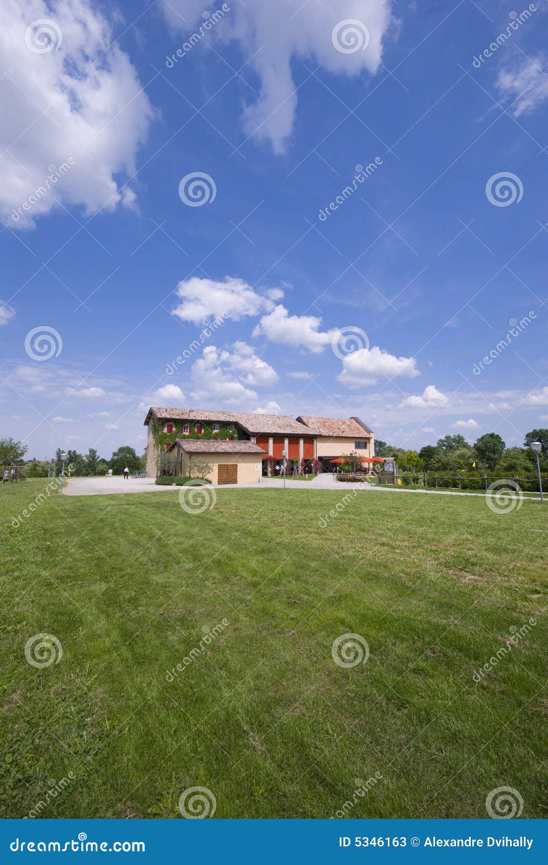 La casa dell'azienda agricola con erba verde. La casa con erba verde sulla collina italiana
