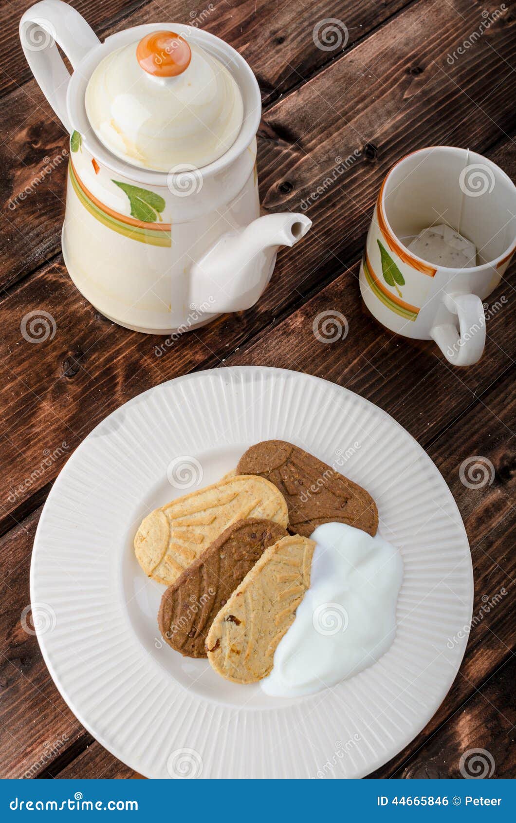 La casa della prima colazione ha prodotto i cracker ed il tè del grano. La casa della prima colazione ha prodotto i cracker del grano e tè e yogurt