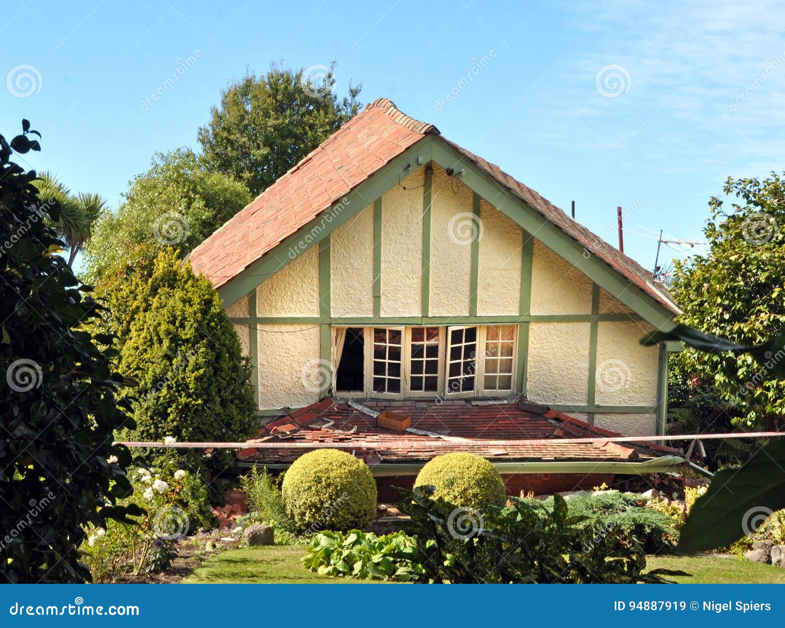 La Casa Se Derrumba En El Terremoto, Chrsitchurch, Nueva Zelanda Imagen de  archivo - Imagen de ventana, azulejo: 94887919