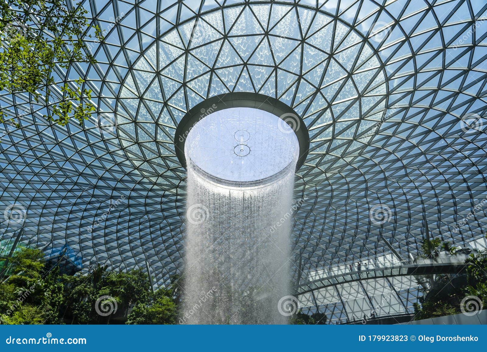 Ciudad de Singapur, Singapur - 29 de febrero de 2020 : La cascada del aeropuerto Jewel Changi es la cascada interior más grande del mundo, el aeropuerto Changi de Singapur.