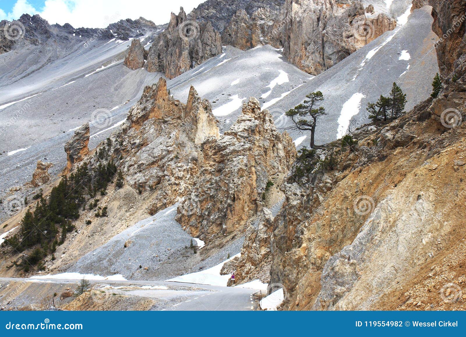 La Casse-dÃ©serte, Teil von Queyras-Naturpark in Frankreich. Mondlandschaft von La Casse DÃ©serte, unten kletternd vom Col. d ` Izoard in regionalem Naturpark Queyras, aufgestellt in den Hautes-Albes von Frankreich Wenig Baum zwischen den Felsen