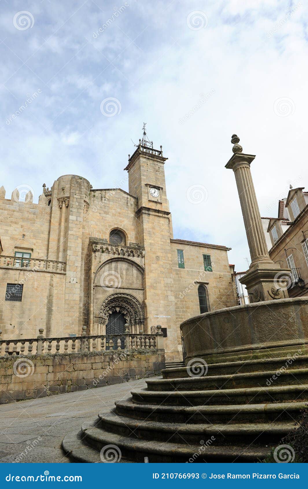 catedral de san martin en la plaza do trigo ourense orense, galicia, espaÃÂ±a