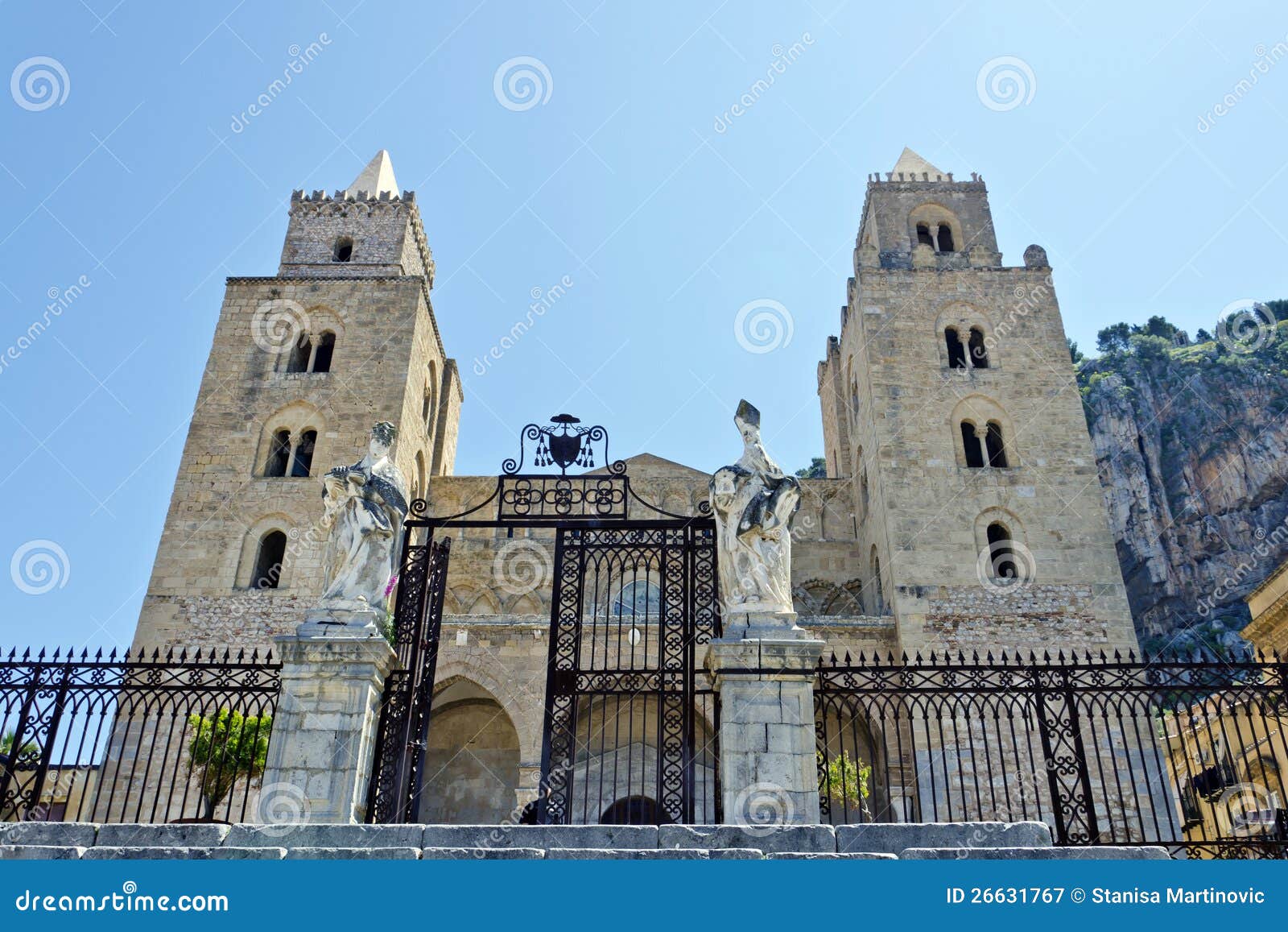 La cattedrale di Cefalu, (Duomo di Cefalu) è situata in Cefalu, in Sicilia, l'Italia.