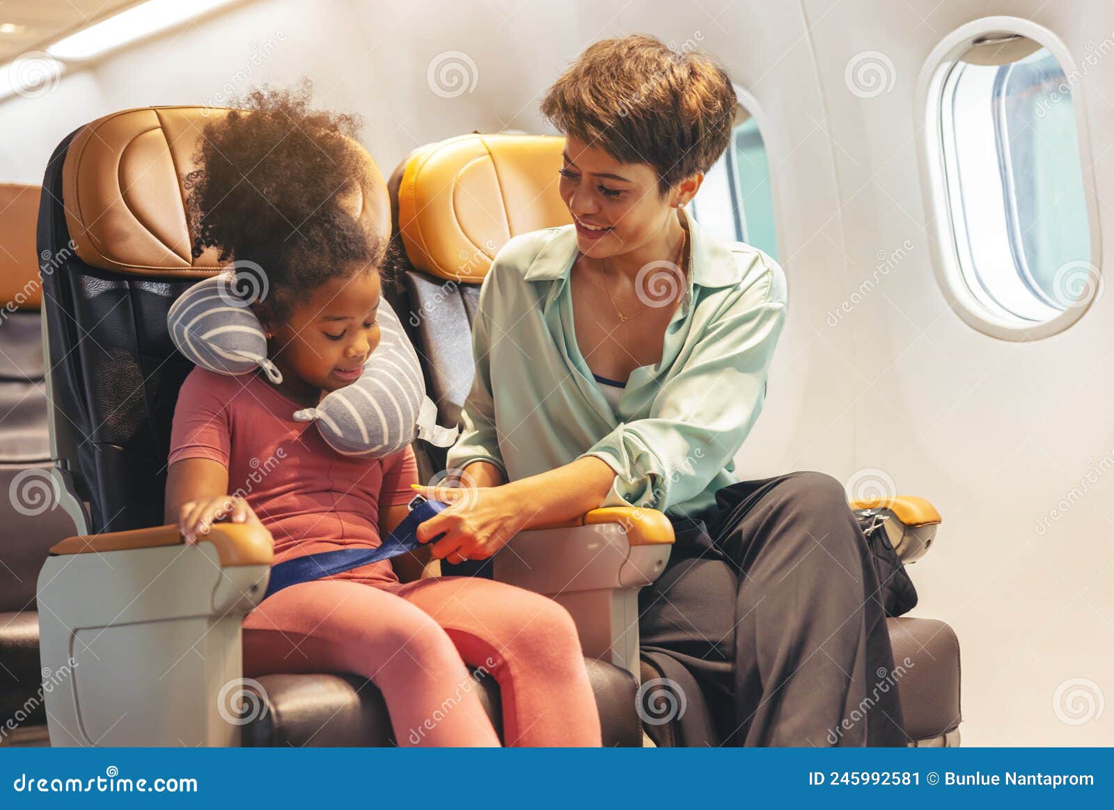 La Ceinture De Sécurité Pour Enfants Est Fixée Par Maman Image stock -  Image du avion, courroie: 245992581