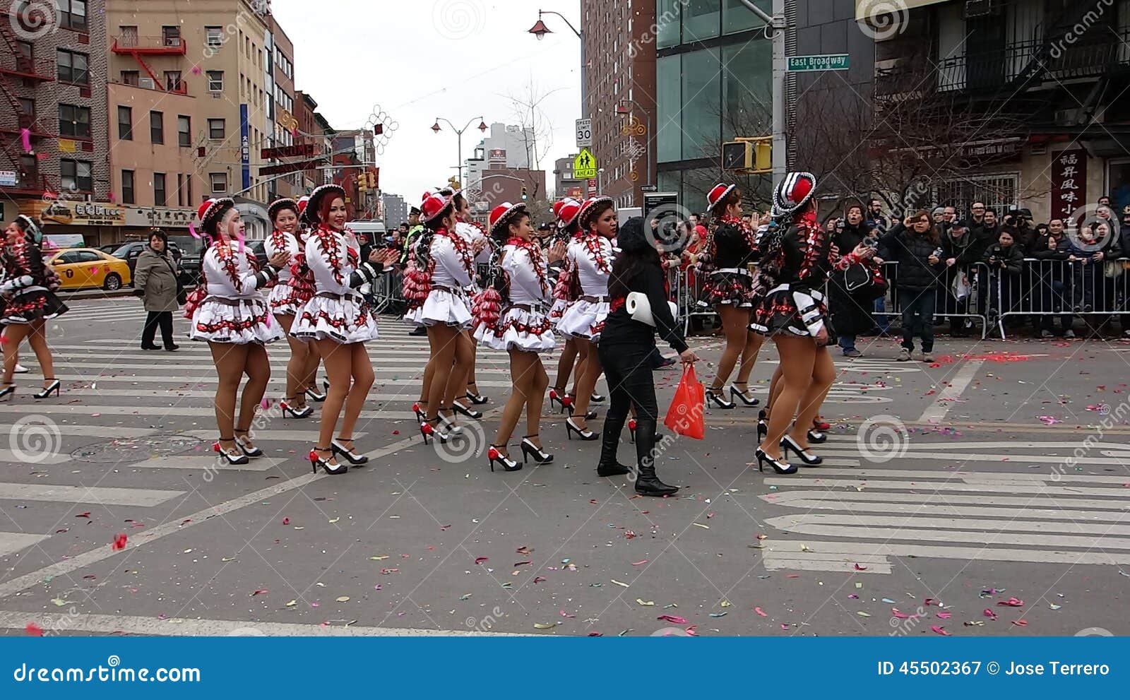 La celebración china del Año Nuevo 2014 en NYC 61. Éste es el gran desfile en la zona este más baja Se ha sostenido en febrero de Washington en 2/2/14