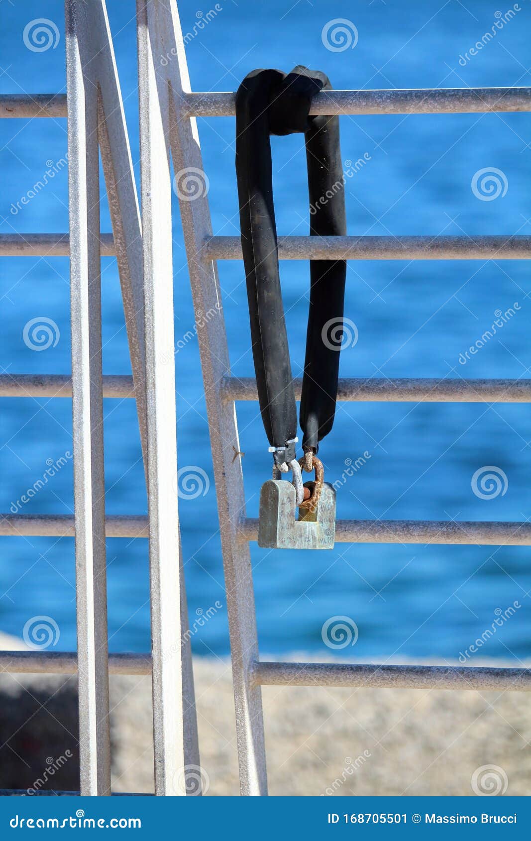 La Chaîne Et Les Cadenas Fermés Dans Un Parapet De Fer Avec La Mer