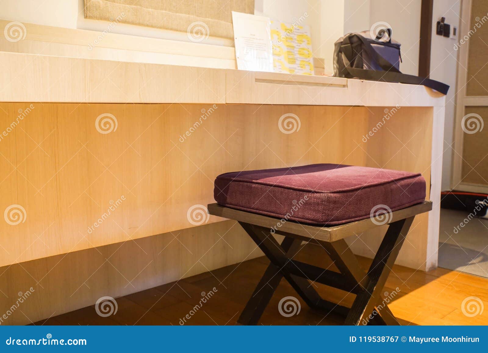 La Chaise De La Coiffeuse Dans La Chambre à Coucher Principale Pour Des  Femmes Composent Image stock - Image du vivre, bureau: 119538767
