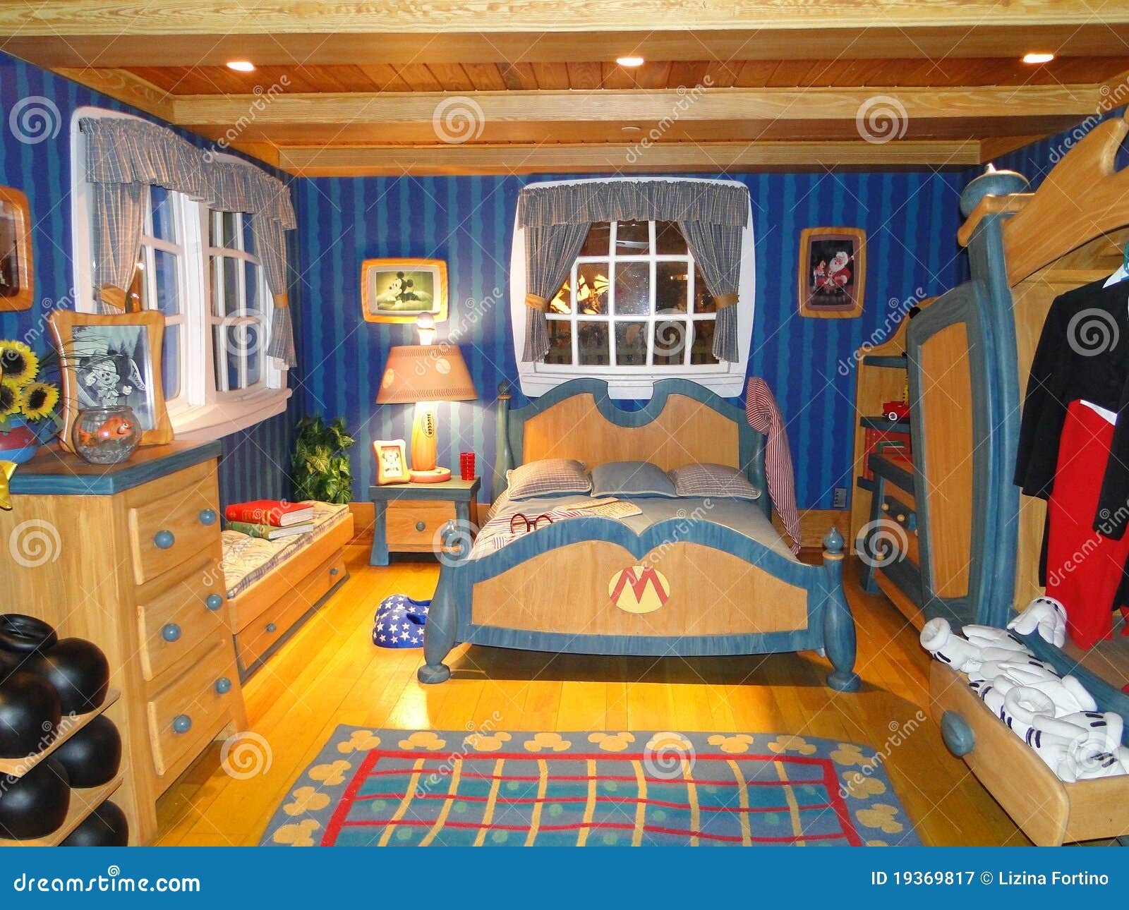 La Chambre à Coucher De Mickey Dans Disneyworld Photographie éditorial -  Image du bois, architecture: 19369817