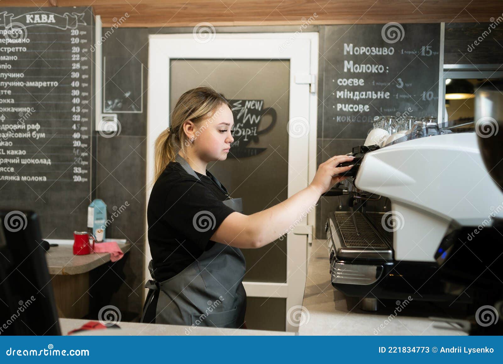 La Chica Barista Enciende La Cafetera En El Café Por La Mañana