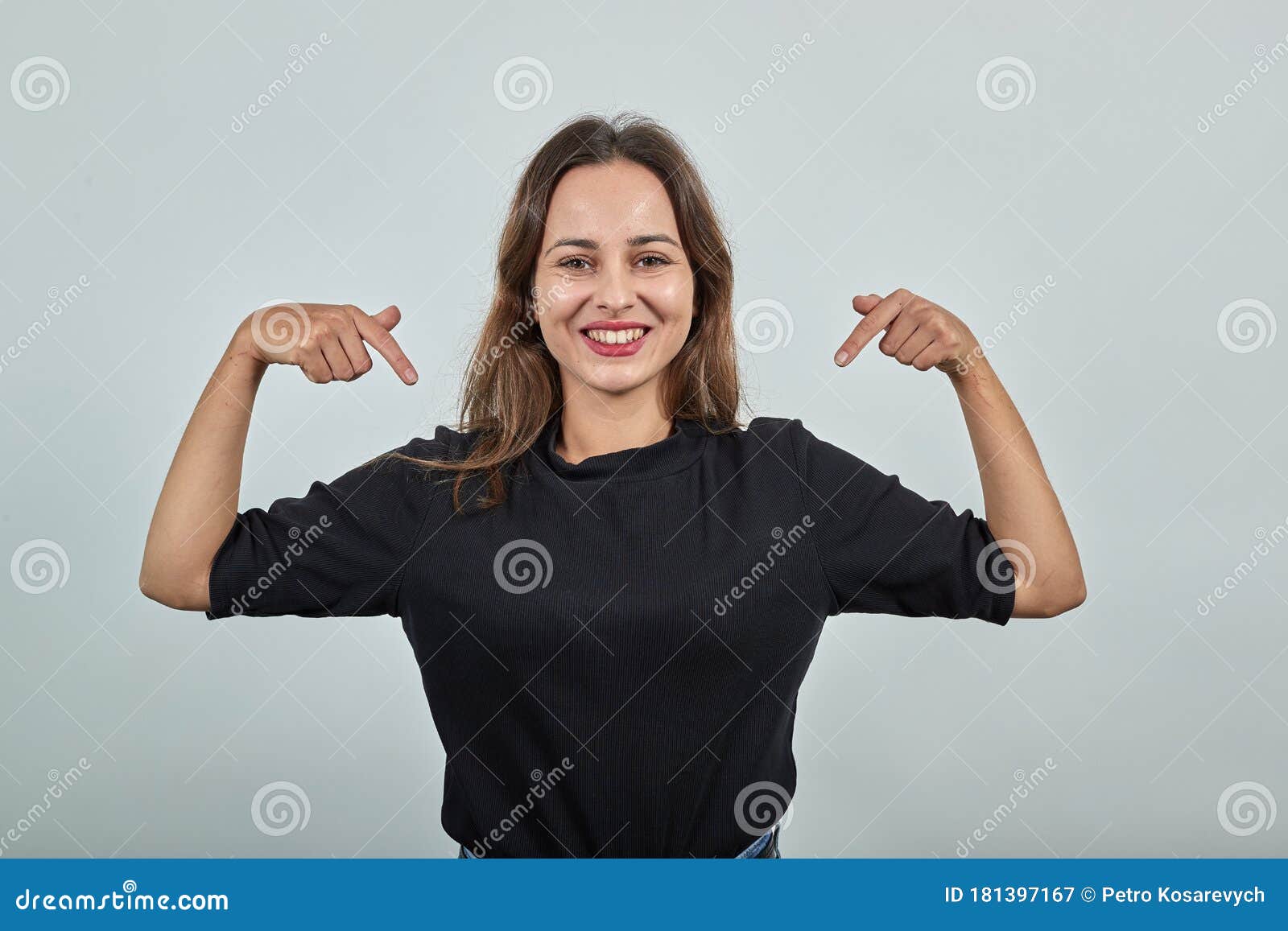 Niña linda en una camiseta negra y jeans azules