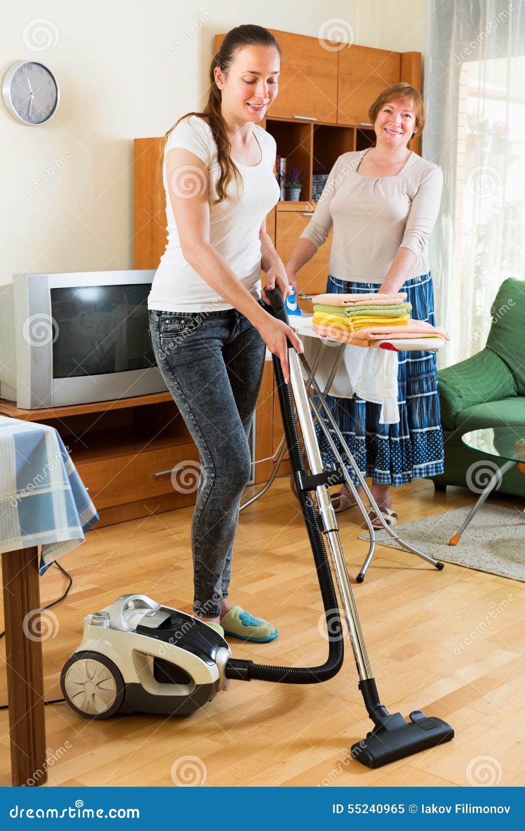 La Chica Joven Con El Aspirador Hace El Quehacer Doméstico Imagen de  archivo - Imagen de housekeeper, mayor: 55240965