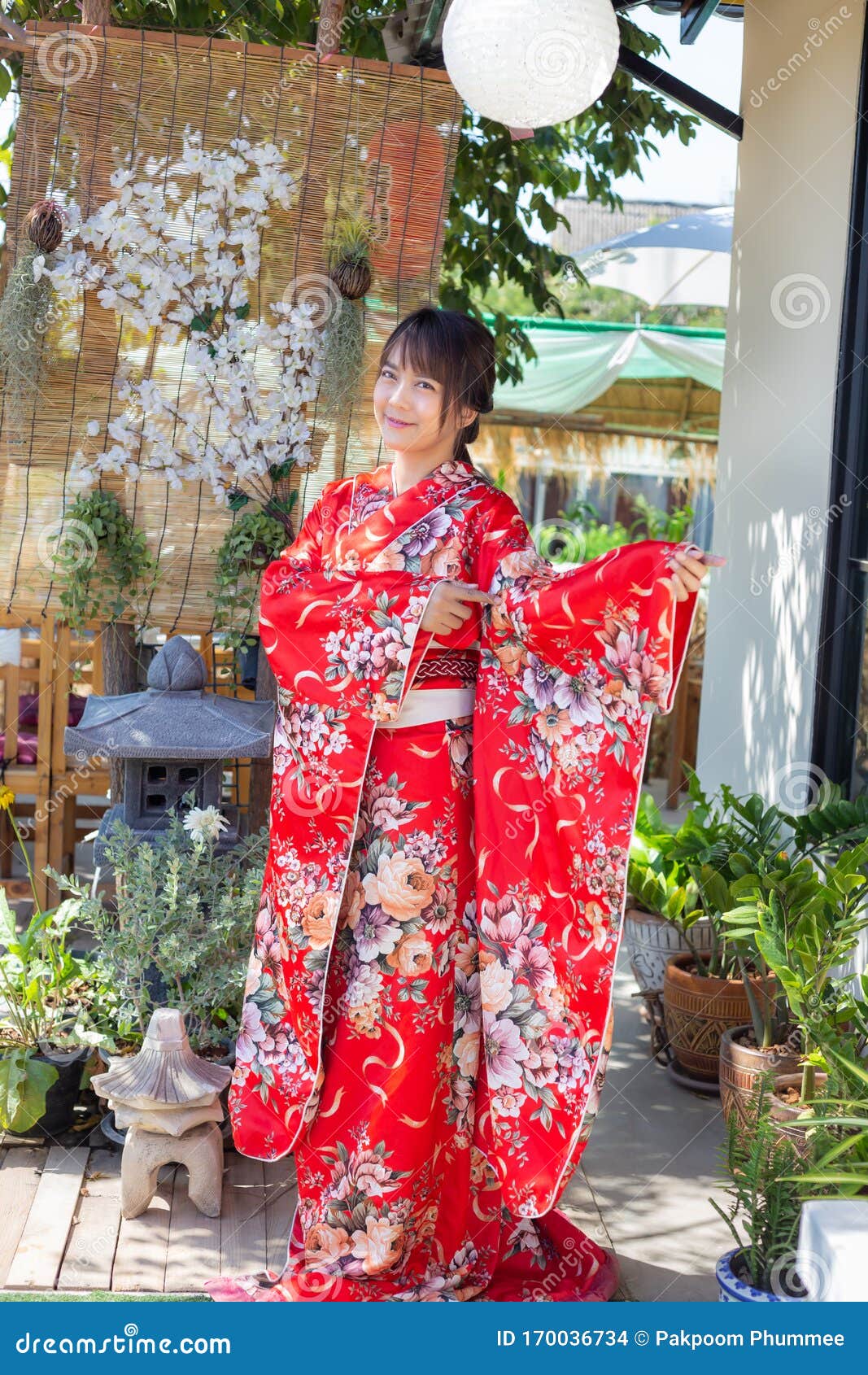 lanzador llamada salvar La Chica Lleva Un Kimono Tradicional Rojo, Que Es El Vestido Nacional Foto  de archivo - Imagen de manera, lindo: 170036734