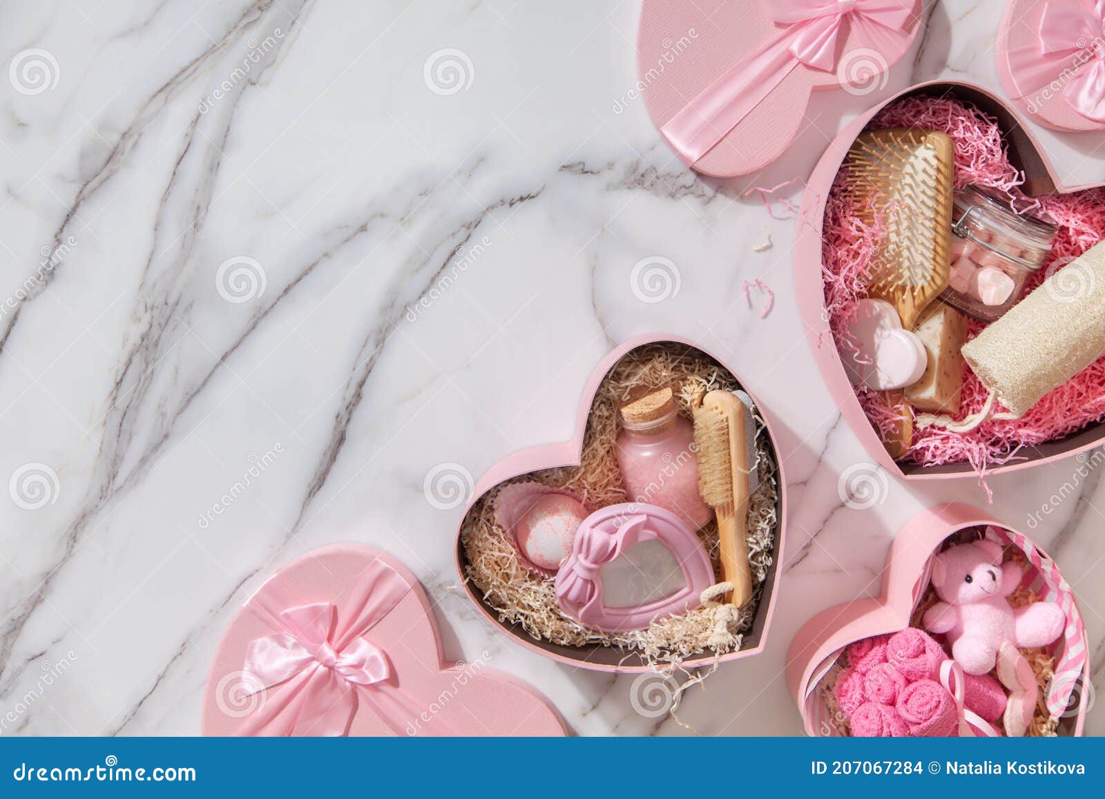 La Chica Recopila Un Regalo Para Su Amiga O Mamá Por El Cumpleaños De San Valentín Y Navidad. Fondo De Mármol. Caja De Regalo Foto de archivo - Imagen de amor, regalo: La Chica Recopila Un Regalo Para Su Amiga O Mamá Por El Cumpleaños De San Valentín Y Navidad. Fondo De Mármol. Caja De Regalo Foto de archivo - Imagen de amor, regalo: