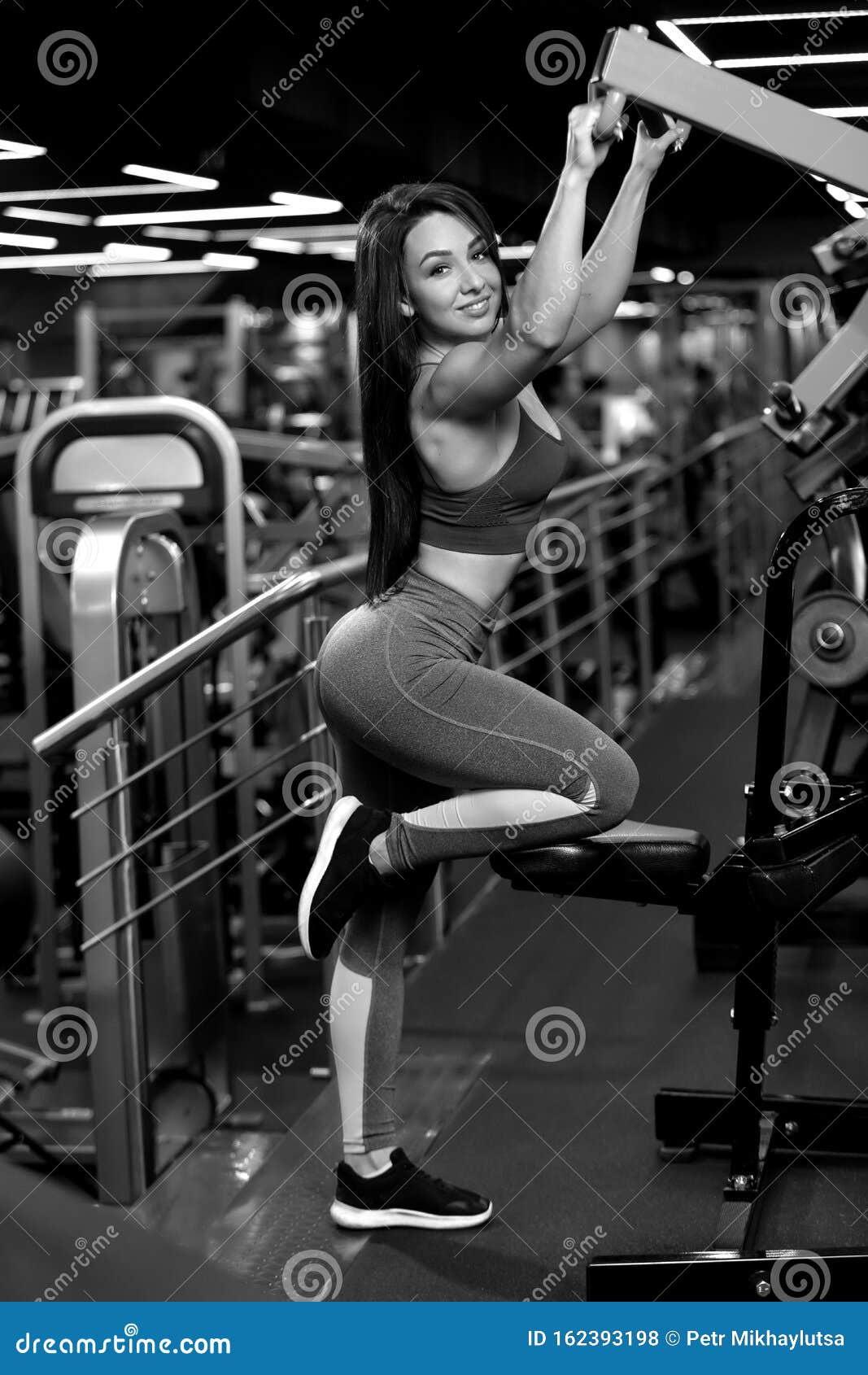 Una Chica Sexy Del Gimnasio EstÃ¡ Sentada Haciendo Ejercicios De Hombro En  El Entrenador Imagen de archivo - Imagen de deporte, hermoso: 159993995