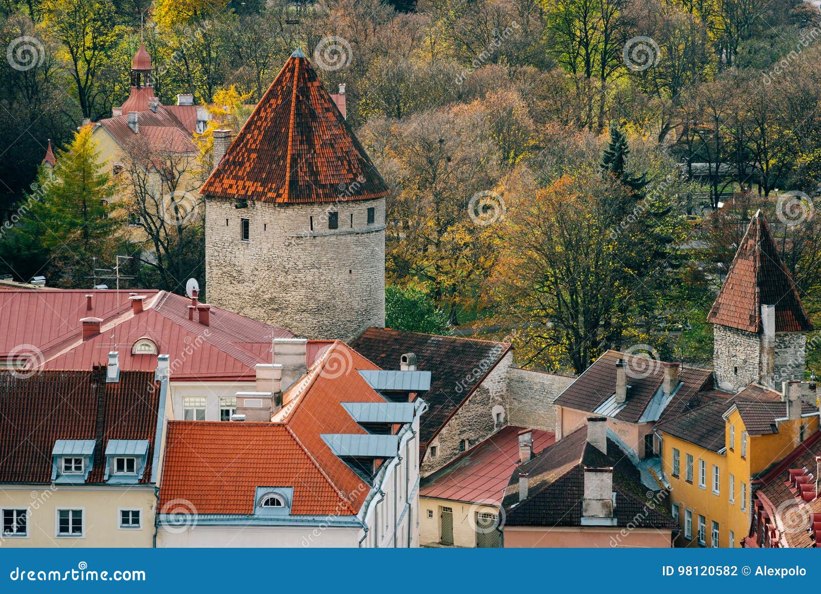 La città di Tallinn si eleva e tetti da sopra entro il giorno di autunno. La città di Tallinn si eleva e tetti da sopra la vista entro il giorno di autunno, Estonia