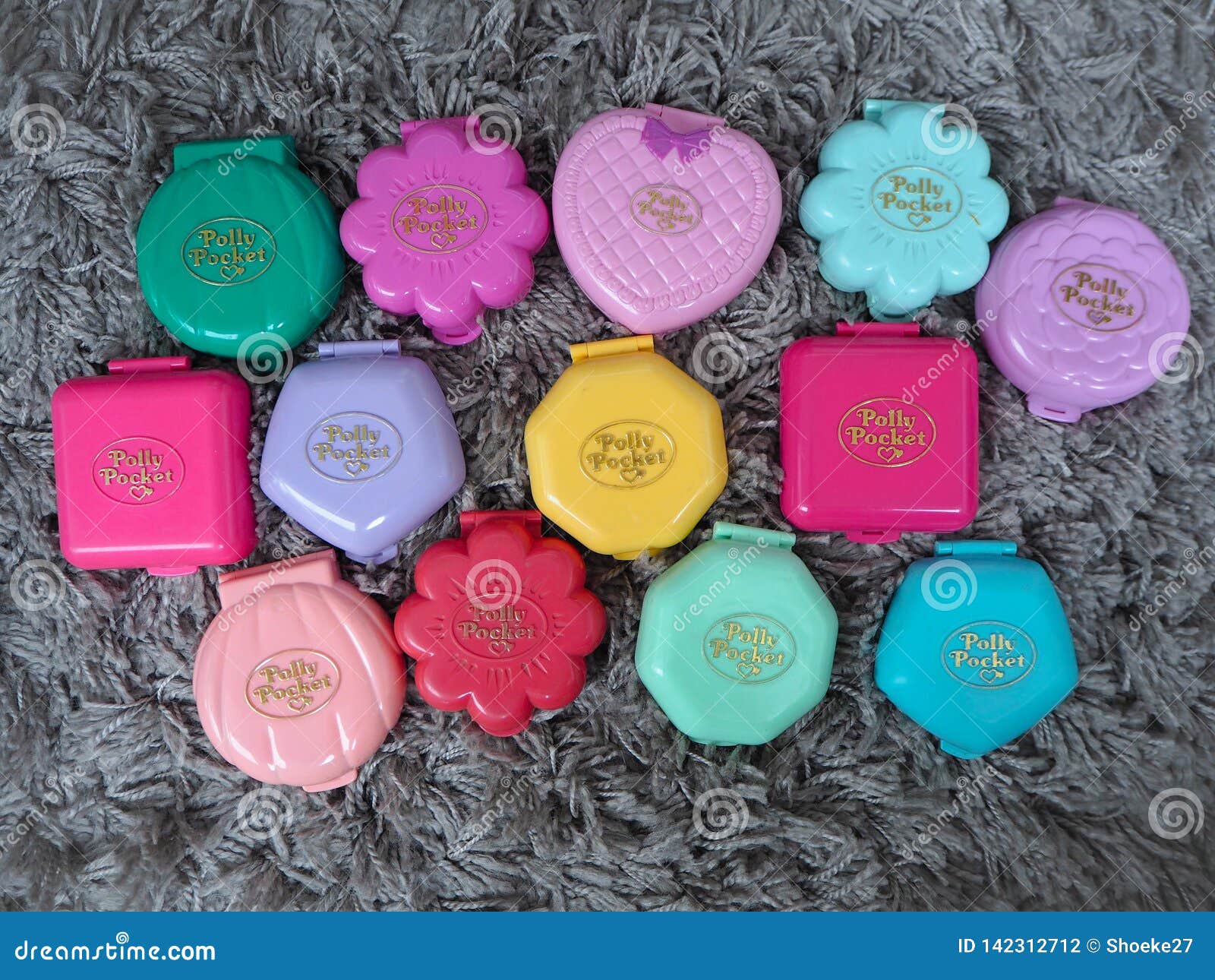 La Colección De Polly Pocket, Las Casas De Muñecas Miniatura, Que Era Muy Popular En Los Años 90 Y Ahora Se Codicia Fotografía editorial - Imagen de popular, años: 142312712