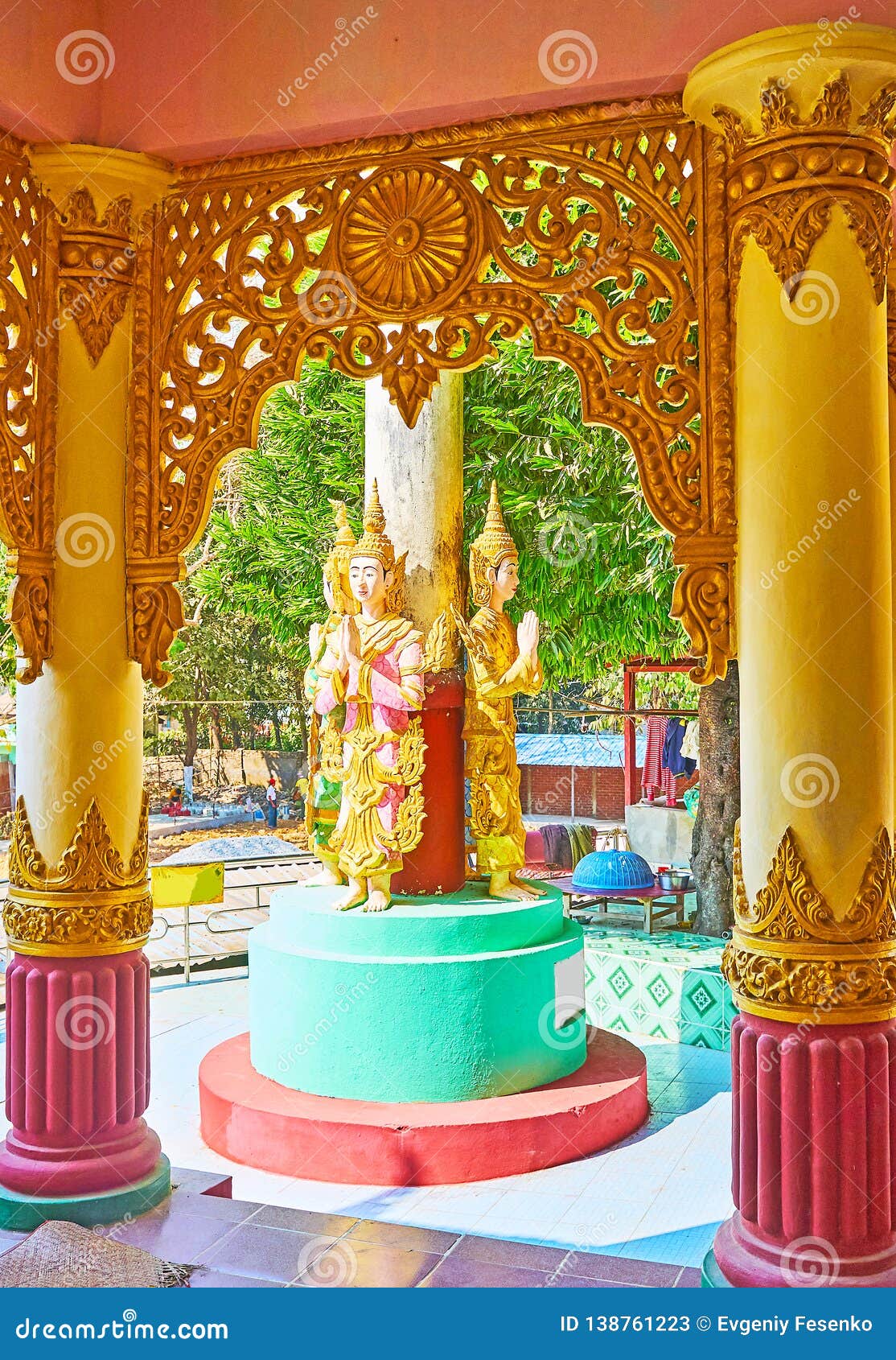 La Colonne Bouddhiste Par La Voute Decoupee Shwe Gu Etendent Paya Bago Myanmar Image Stock Image Du Tombeau Tracery