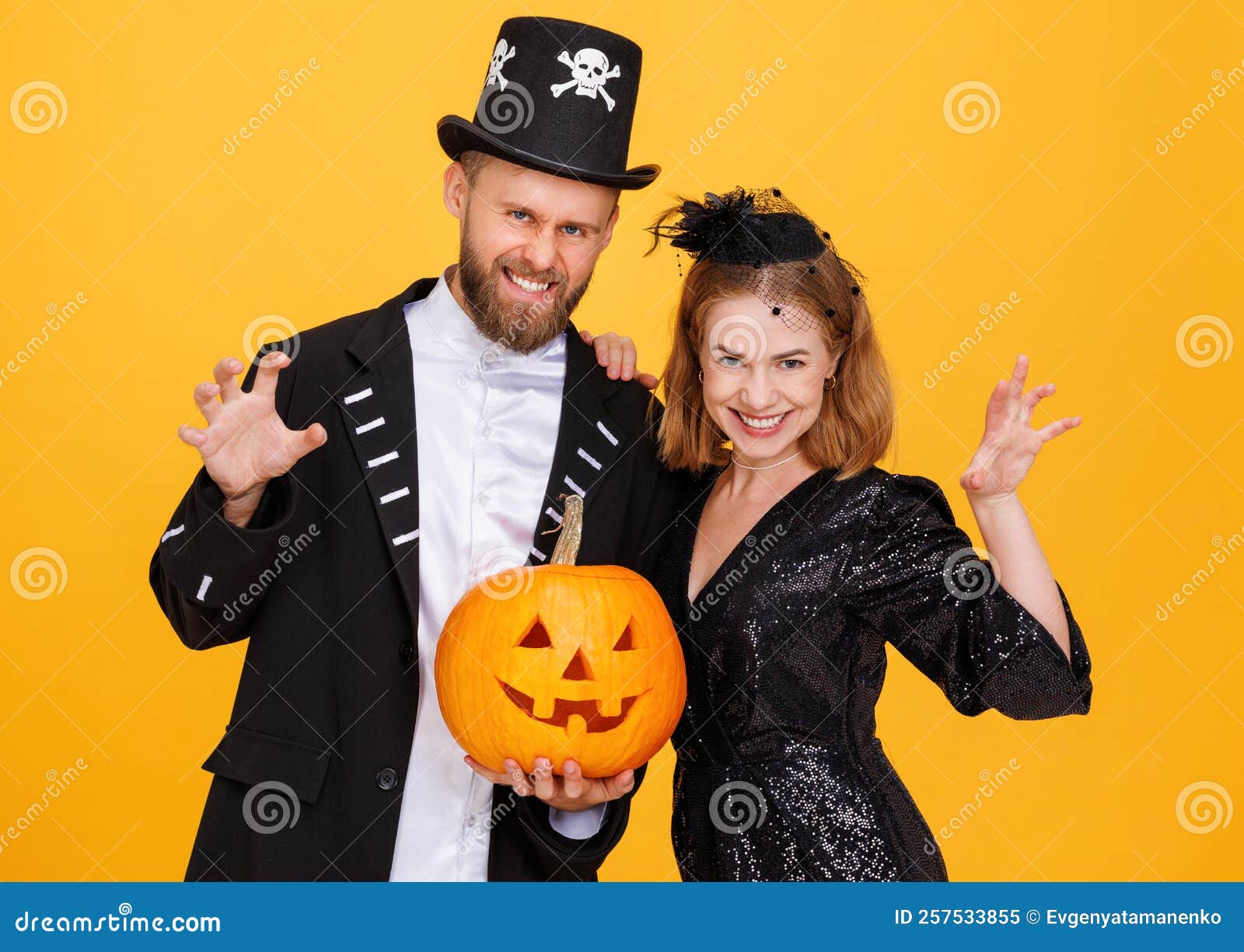 La Coppia Allegra in Costume Di Carnevale Compie Gesti Spaventosi E Celebra  Halloween Su Sfondo Giallo Colorato Immagine Stock - Immagine di interno,  madre: 257533855