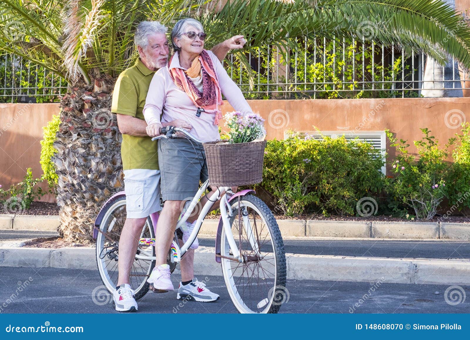 La Coppia Di Anziani Si Gode Lo Stile Di Vita In Pensione Che Va A Cavallo  Della Stessa Bicicletta Colorata In Attività Ricreativ Fotografia Stock -  Immagine di anziano, divertente: 148608070