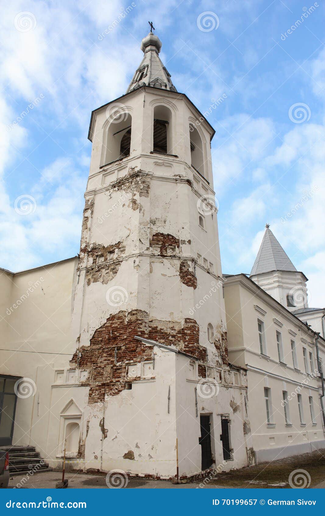 La corte de la puerta de Yaroslav viejo de la torre. Complejo turístico arquitectónico de la corte de Novgorod Yaroslav