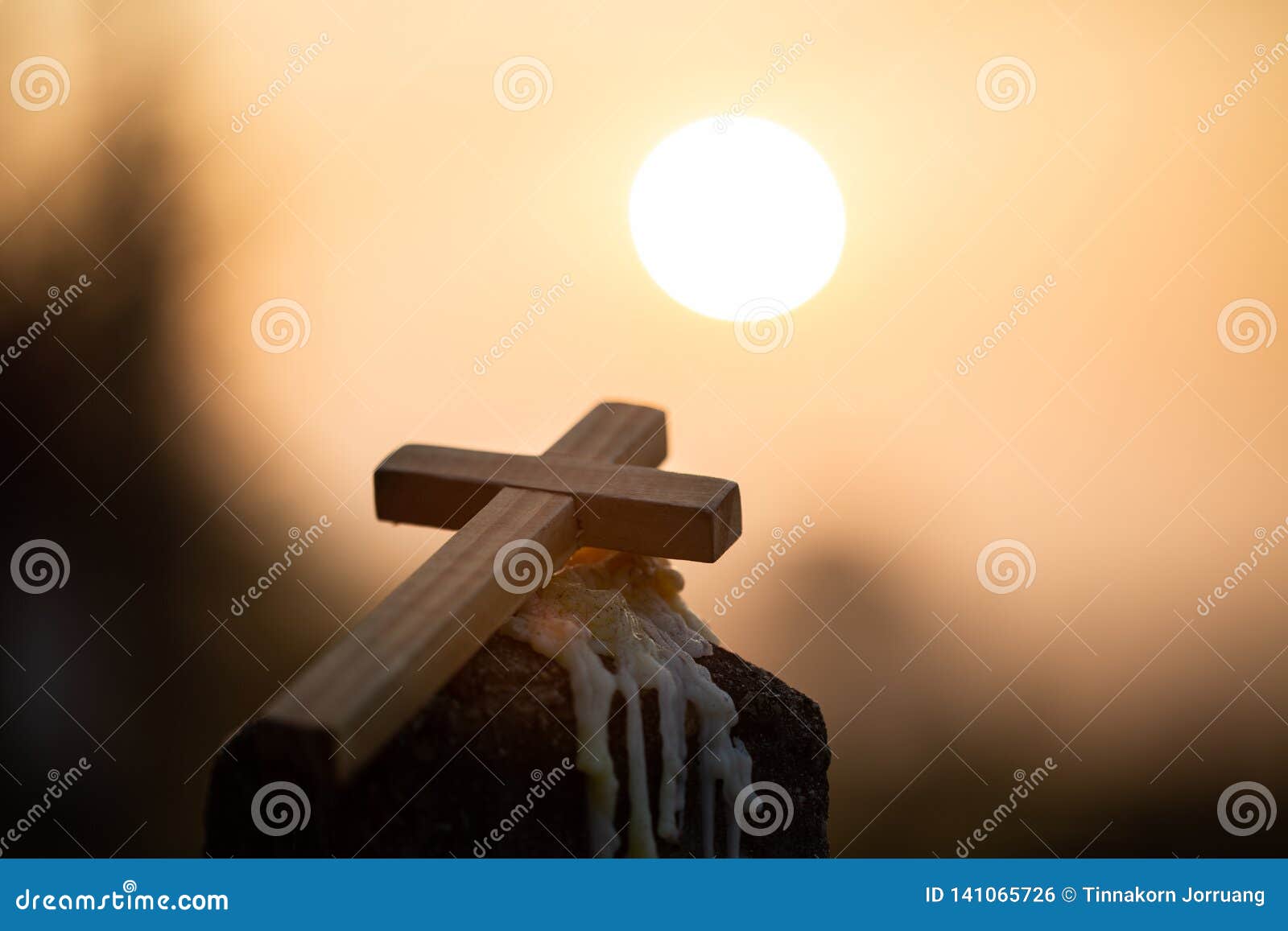 La Croix Du Christ Jesus Dans Le Lever De Soleil A Colore Le Fond De Ciel Culte Concept Religieux Therapie D Eucharistie Beni Photo Stock Image Du Dieu Paques La Croix Du Christ Jesus Dans Le Lever De Soleil A Colore Le Fond De Ciel Culte Concept Religieux Therapie D Eucharistie Beni Photo Stock Image Du Dieu Paques