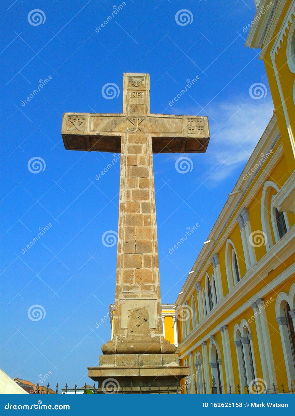 la cruz en el parque central de granada