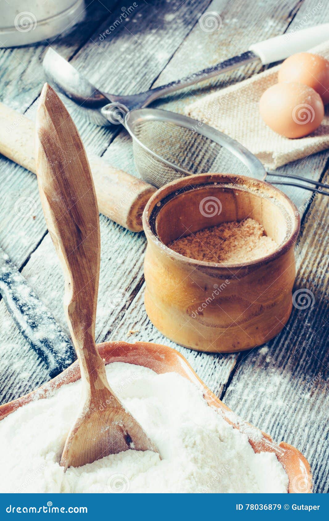 La Cuillère En Bois Dans La Cuvette En Céramique Avec De La Farine