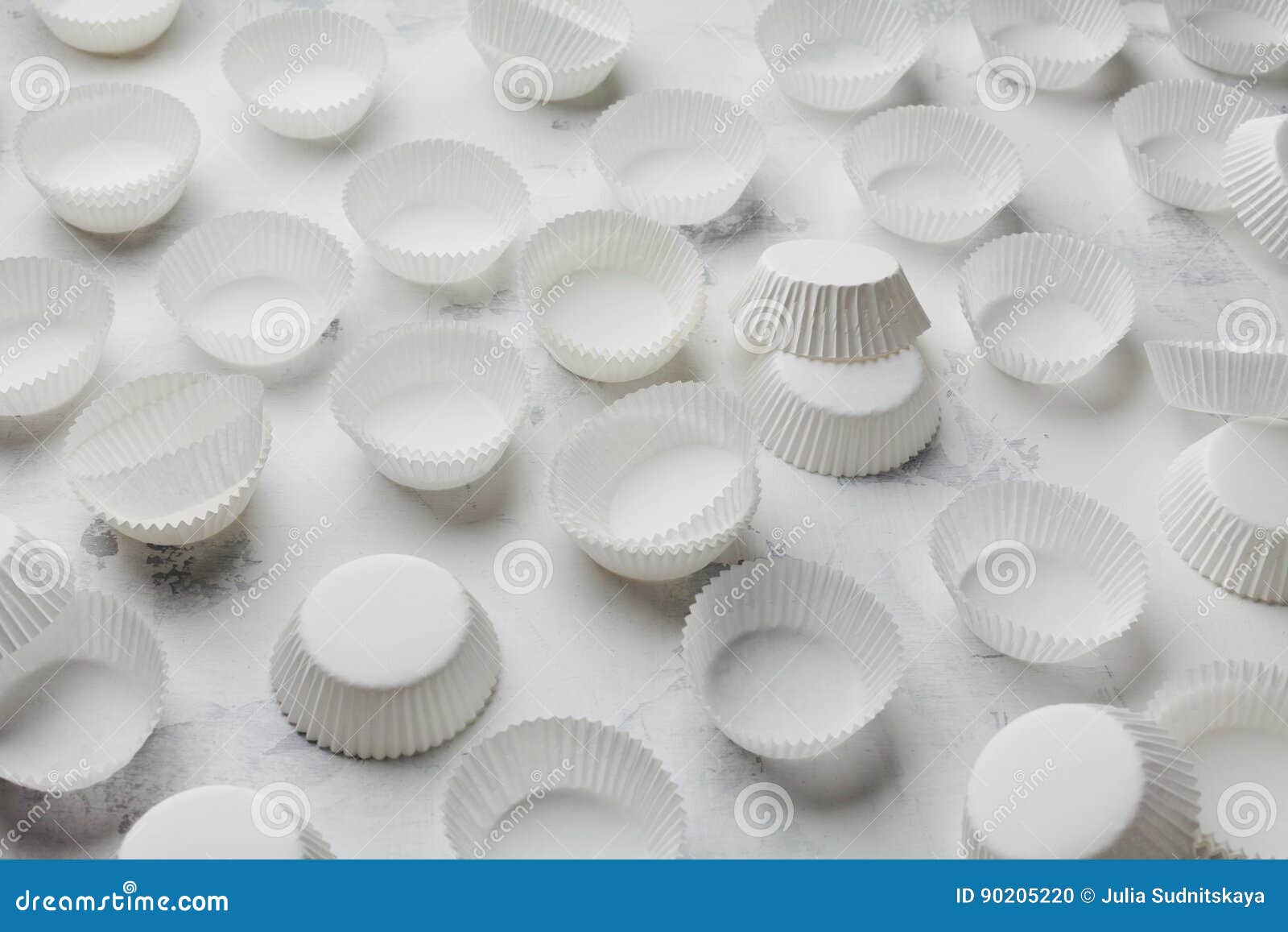 La Cuisson De Papier Moule Pour Les Petits Gateaux Ou Le Petit Pain Sur La Table Blanche Photo Stock Image Du Moulage Nourriture 9052 La Cuisson De Papier Moule Pour Les Petits Gateaux Ou Le Petit Pain Sur La Table Blanche Photo Stock Image Du Moulage Nourriture 9052
