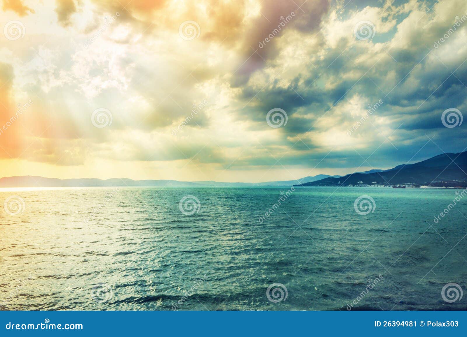 La côte de la Mer Noire. La Mer Noire en Russie par les nuages illuminés par le soleil