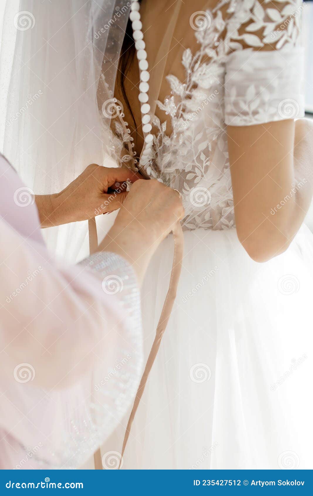 La Dama Honor Ayuda a La a El Vestido Blanco De Boda Foto de archivo - Imagen de mama, newlywed: 235427512