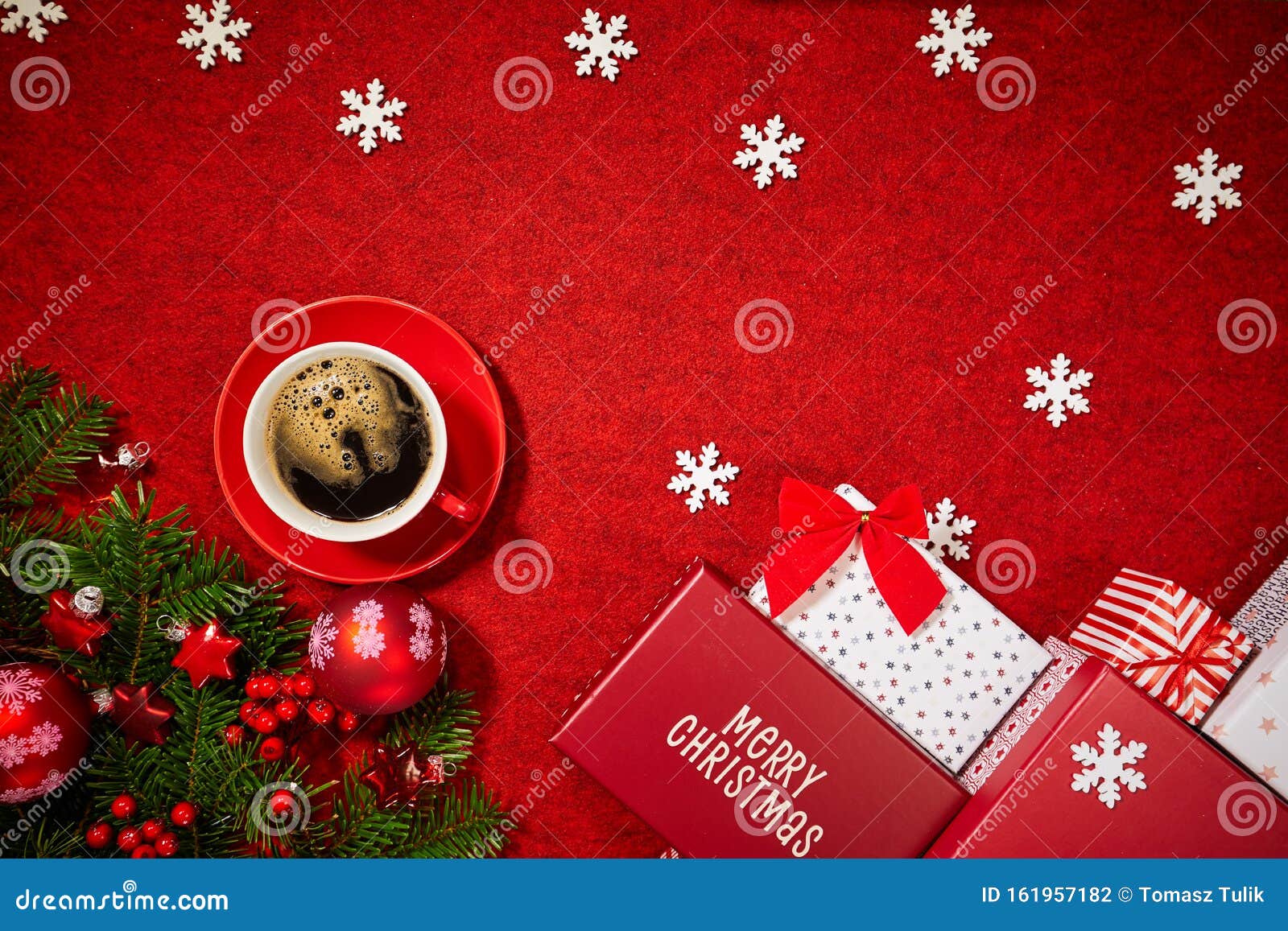 Stock Regali Di Natale.La Decorazione Dei Regali Di Natale Su Sfondo Rosso Fotografia Stock Immagine Di Decorazioni Background 161957182