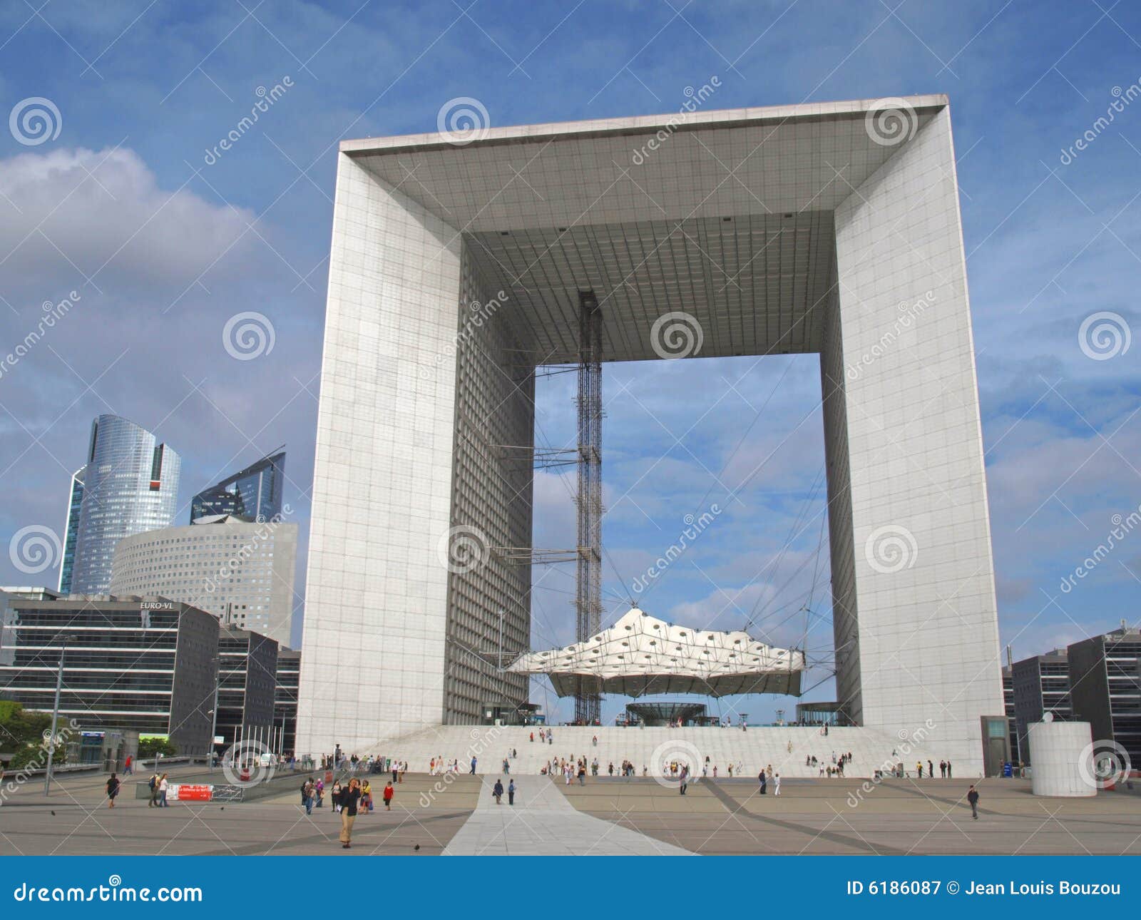 Not sure what the big tower is. - Foto de Paris, Ile-de-France