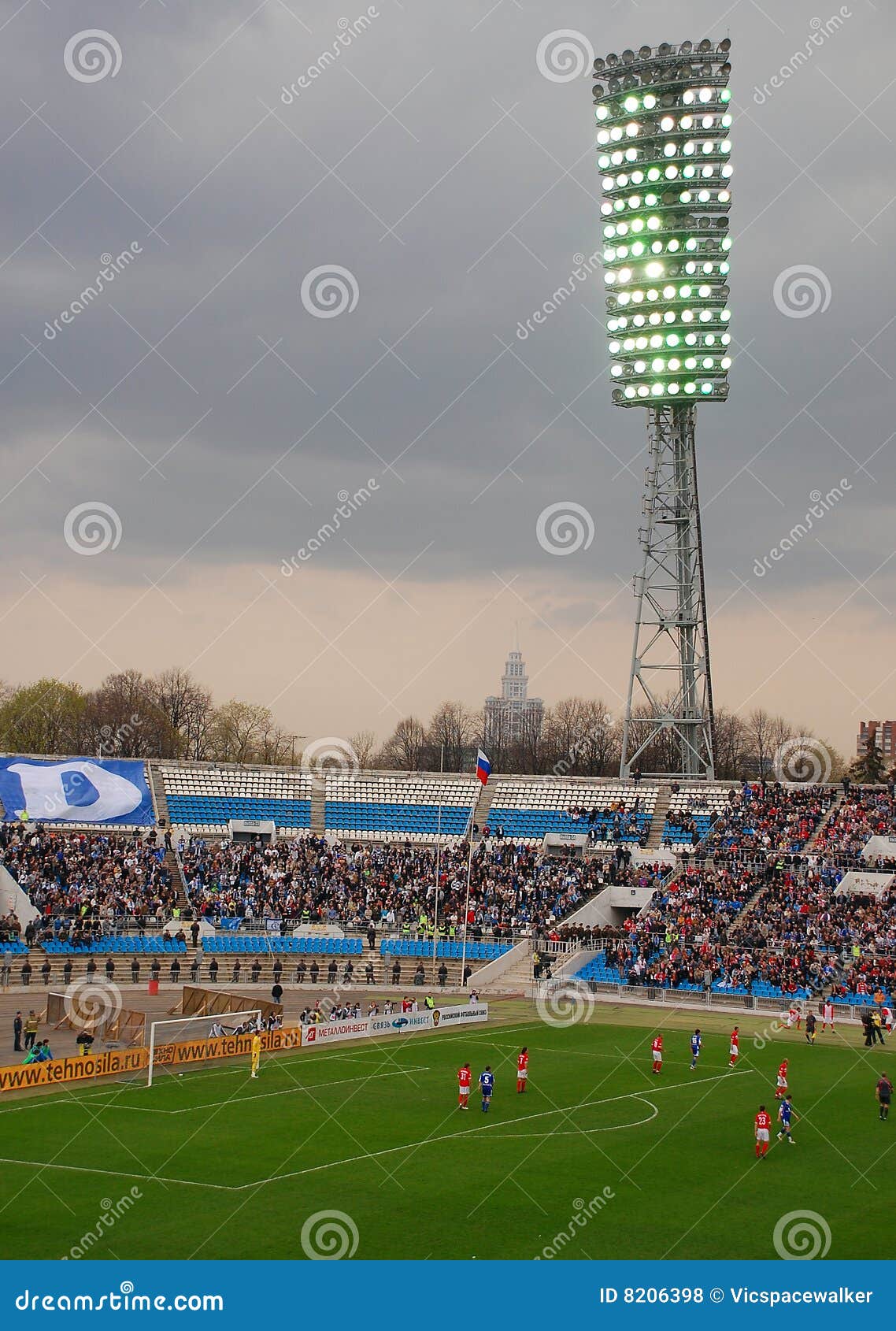 La dinamo/Mosca di FC sta giocando contro FC Spartak/Mosca. La dinamo/Mosca di FC sta giocando contro Spartak/Mosca allo stadio della dinamo di FC a Mosca. Questo stadio è stato costruito in 1928. In 2009 il suo reconstrution di totale comincerà.