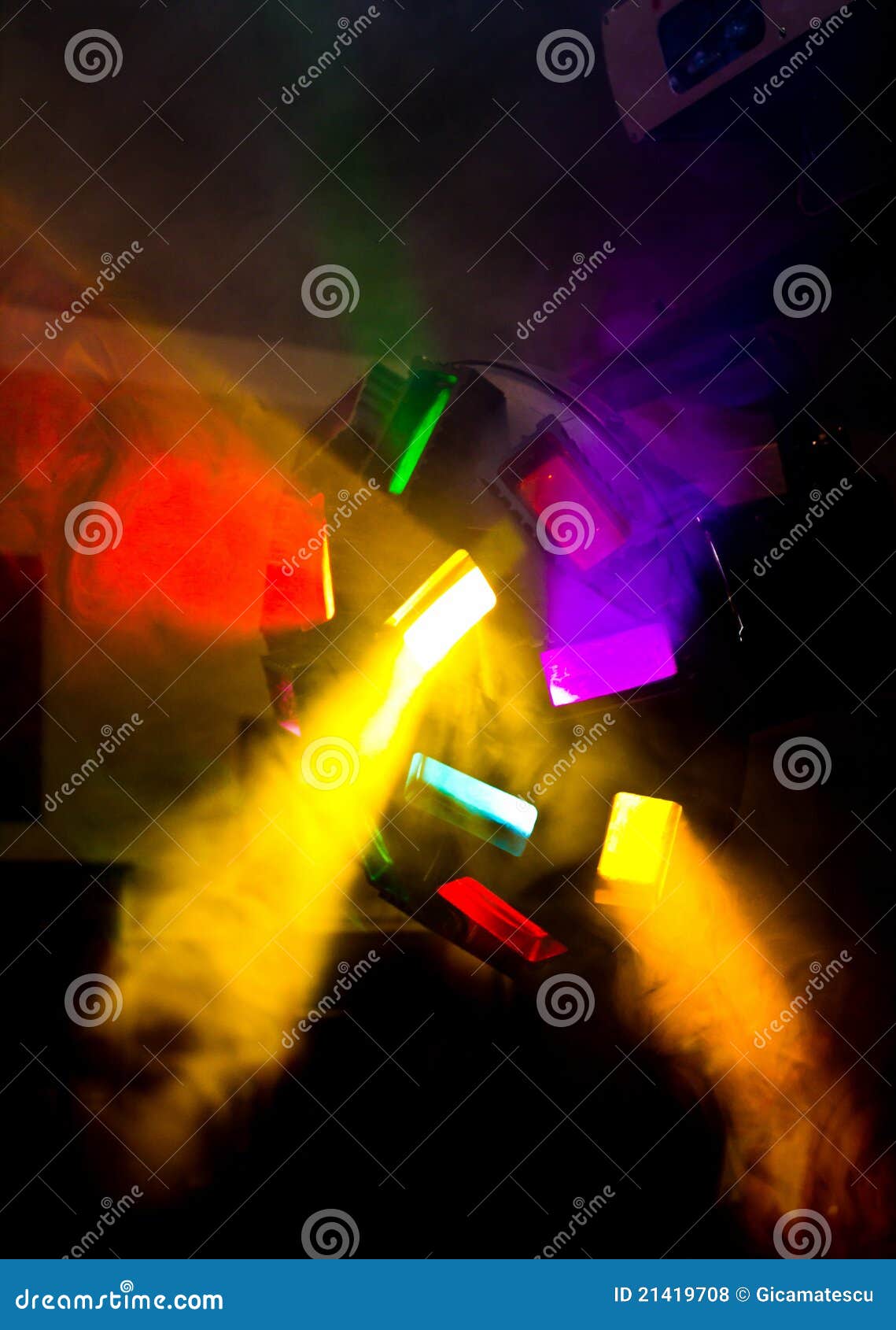 La discoteca variopinta illumina II. Indicatori luminosi variopinti della discoteca in fumo