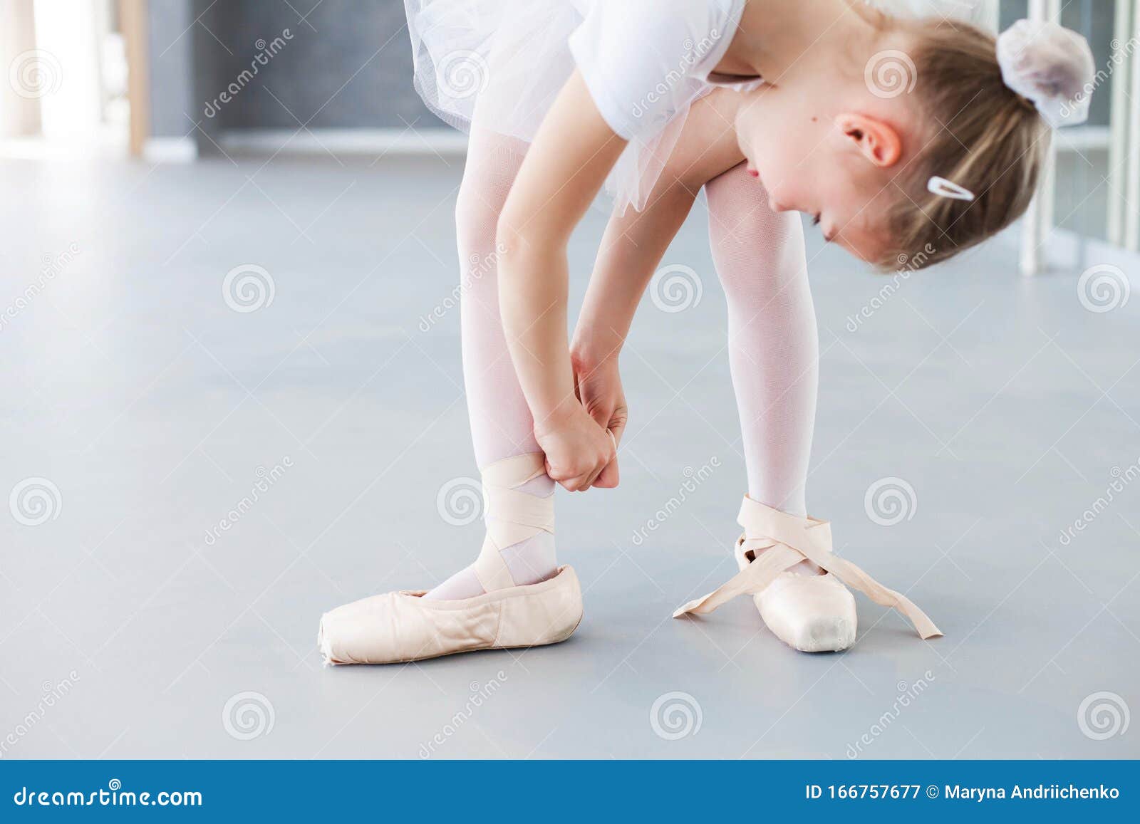 La Bailarina Está Probando Grandes Zapatos De Punta Para Adultos En Clase De Una Niña Linda Es Bailarina El Niño Imagen de archivo - Imagen de escuela, danza: 166757677